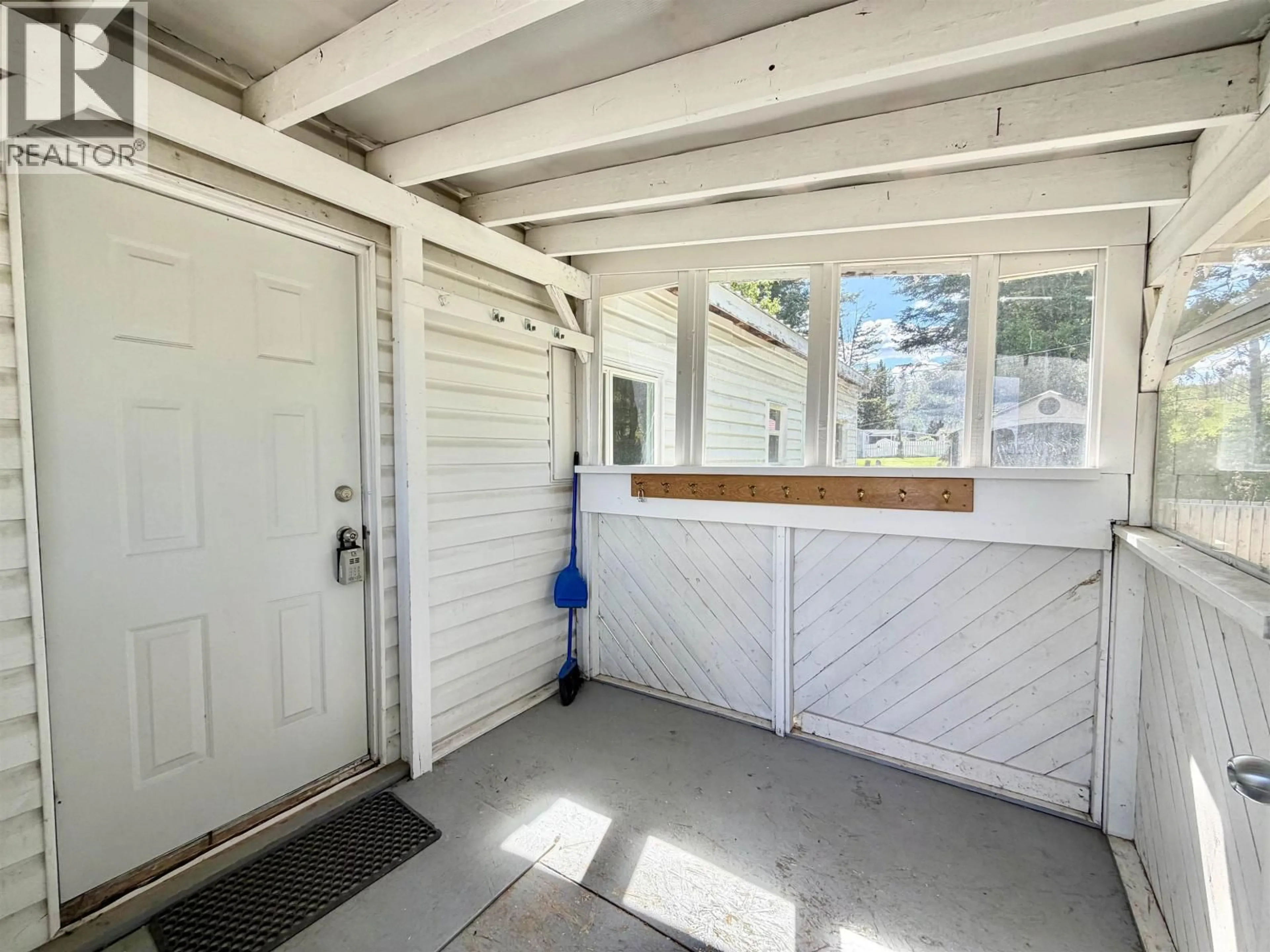 Indoor entryway for 10 - 5506 PARK DRIVE, 103 Mile House British Columbia V0K2E1