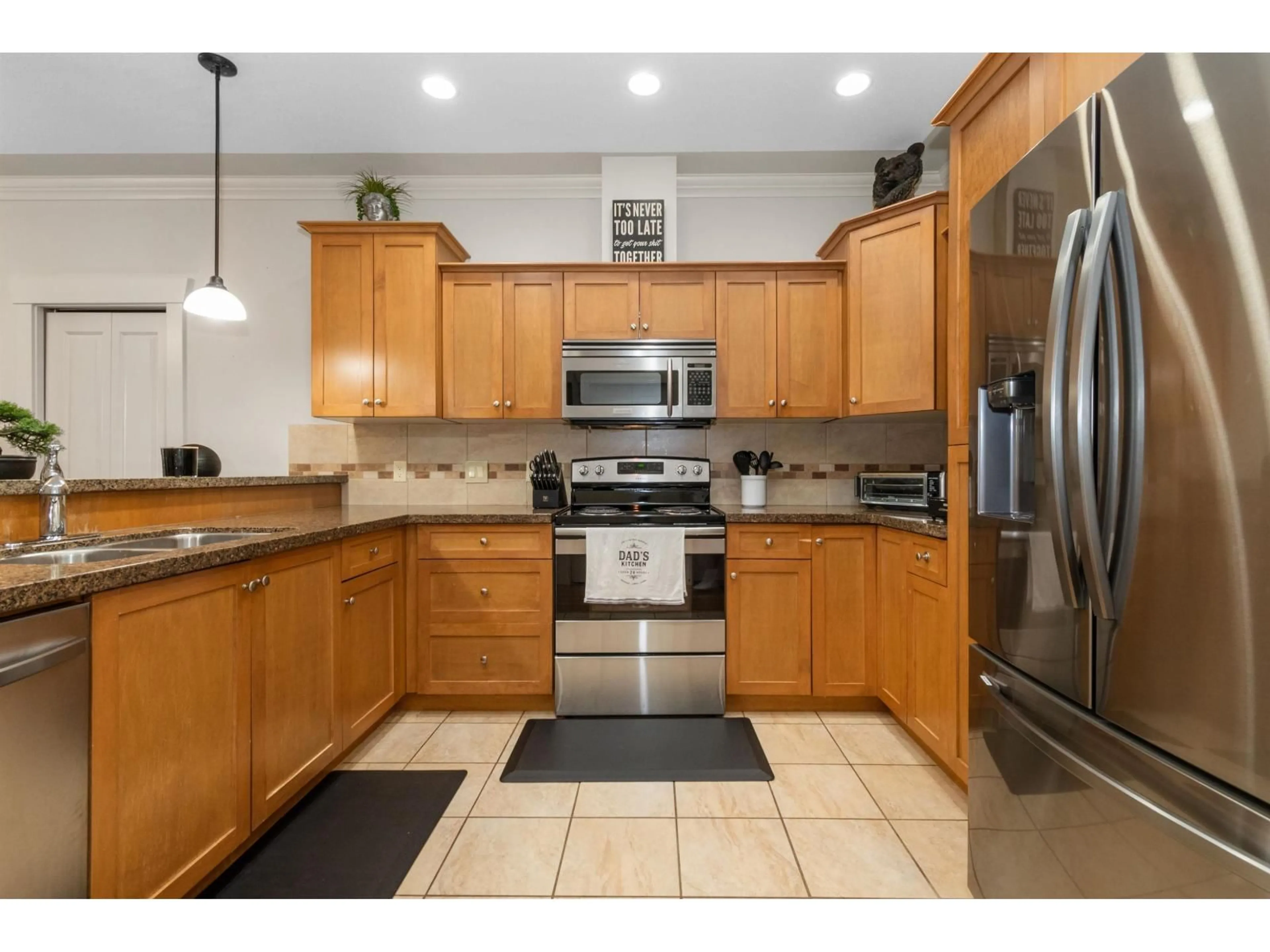 Standard kitchen, ceramic/tile floor for 206 - 45615 BRETT AVENUE, Chilliwack British Columbia V2P1P1