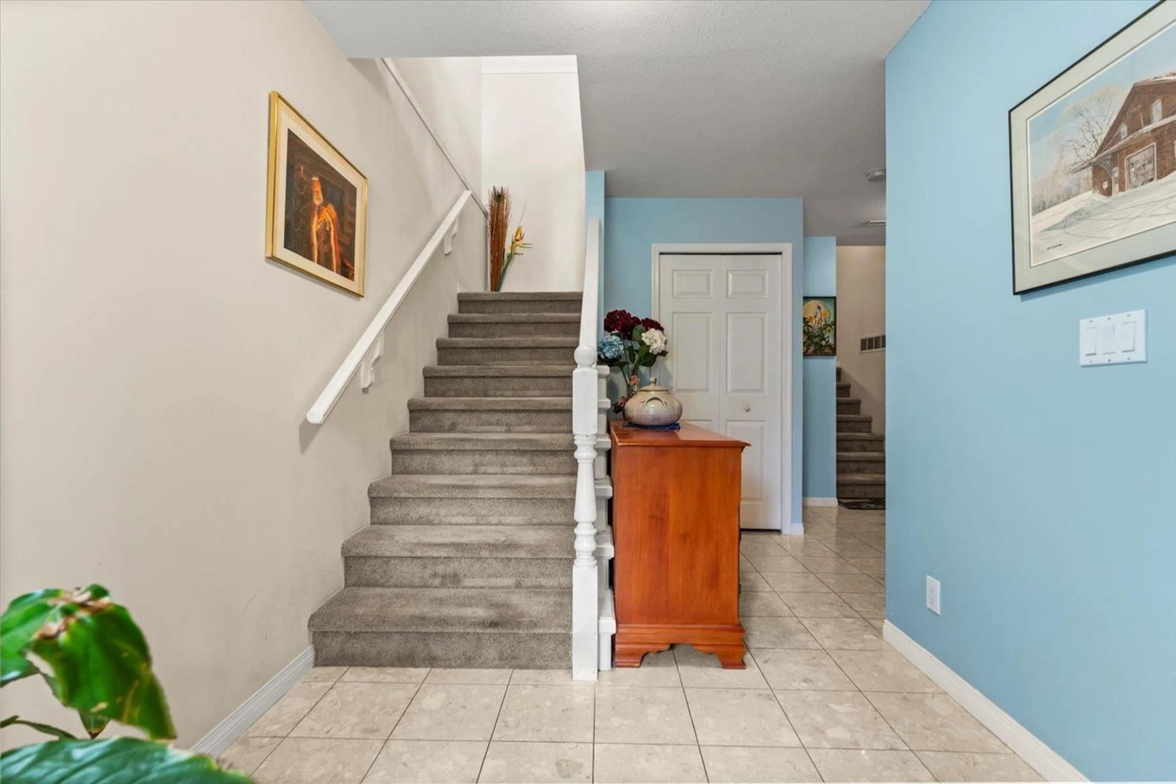 Indoor foyer for 15 - 8590 SUNRISE DRIVE, Chilliwack British Columbia V2R3Z4