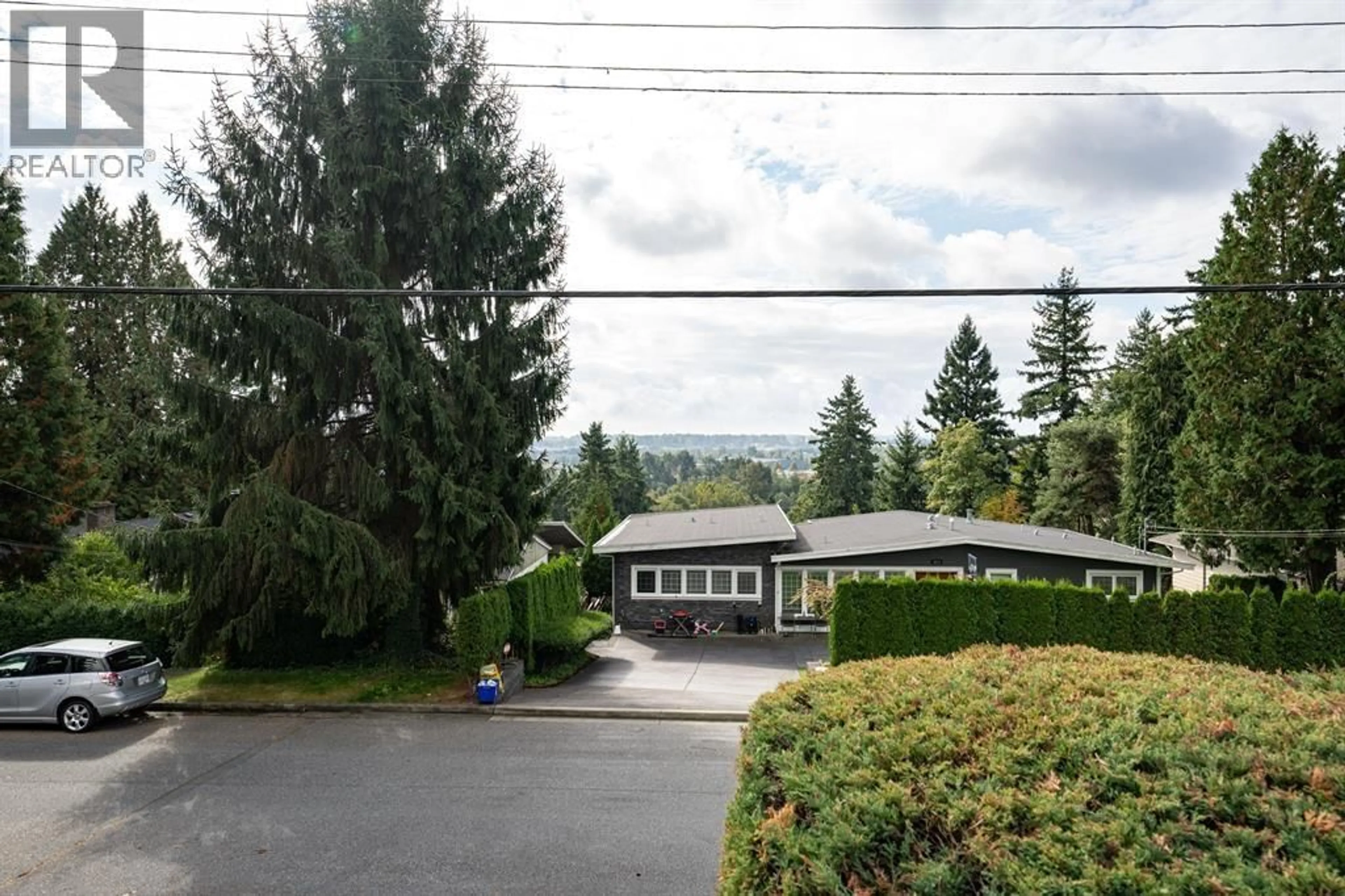 A pic from outside/outdoor area/front of a property/back of a property/a pic from drone, mountain view for 5529 KEITH STREET, Burnaby British Columbia V5J3C4