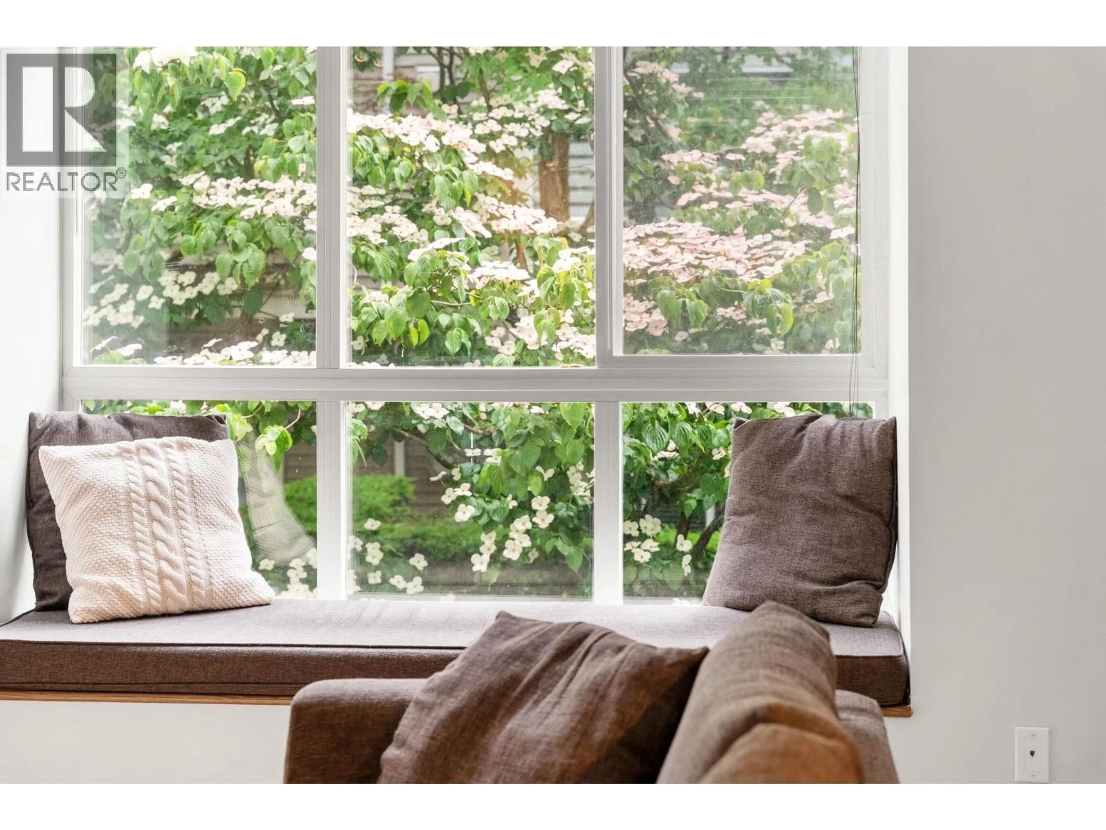 Living room with furniture, wood/laminate floor for 6 - 1073 LYNN VALLEY ROAD, North Vancouver British Columbia V7J1Z6