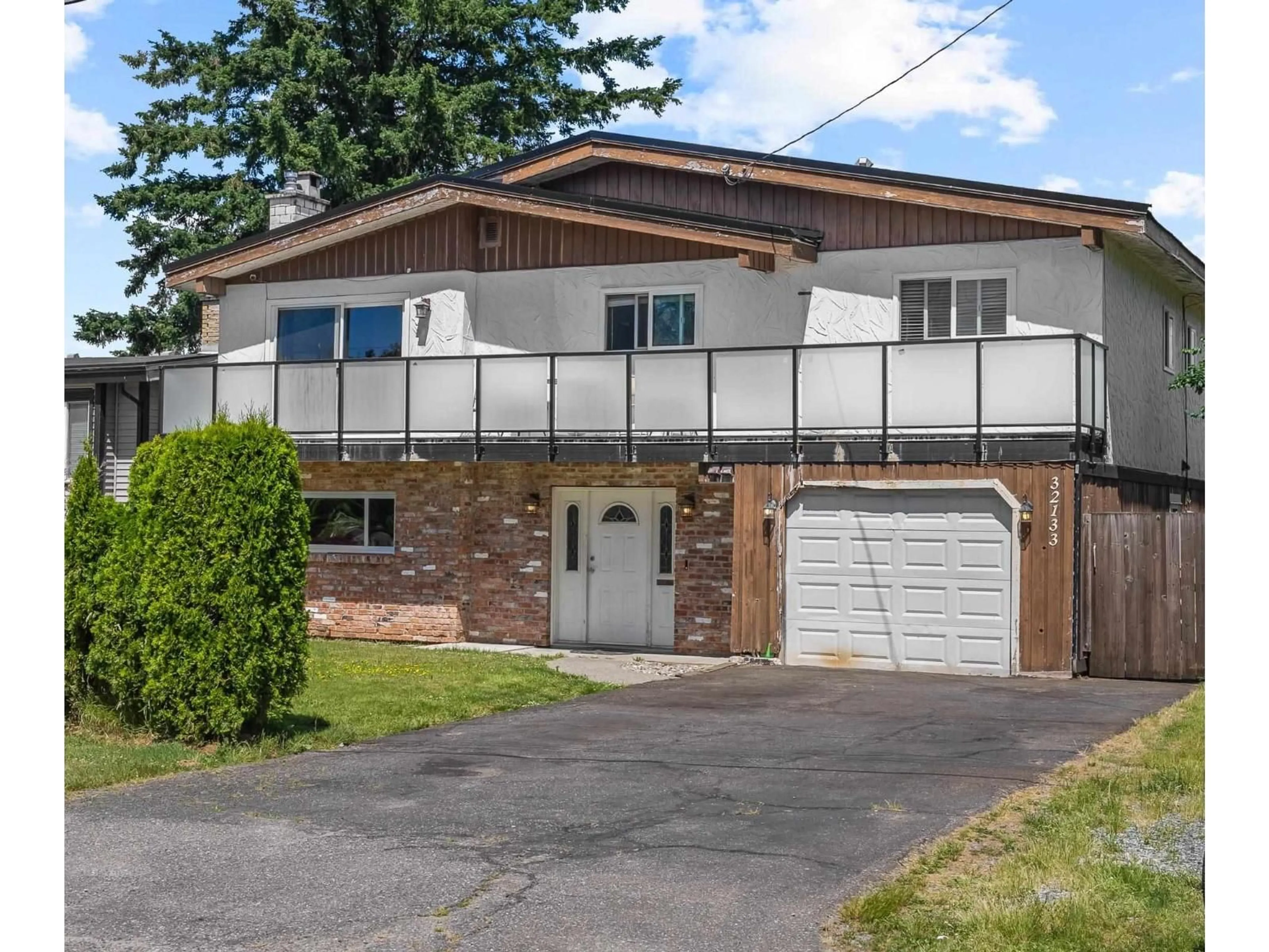 Home with vinyl exterior material, street for 32133 COTTONWOOD TERRACE, Mission British Columbia V2V1Y1