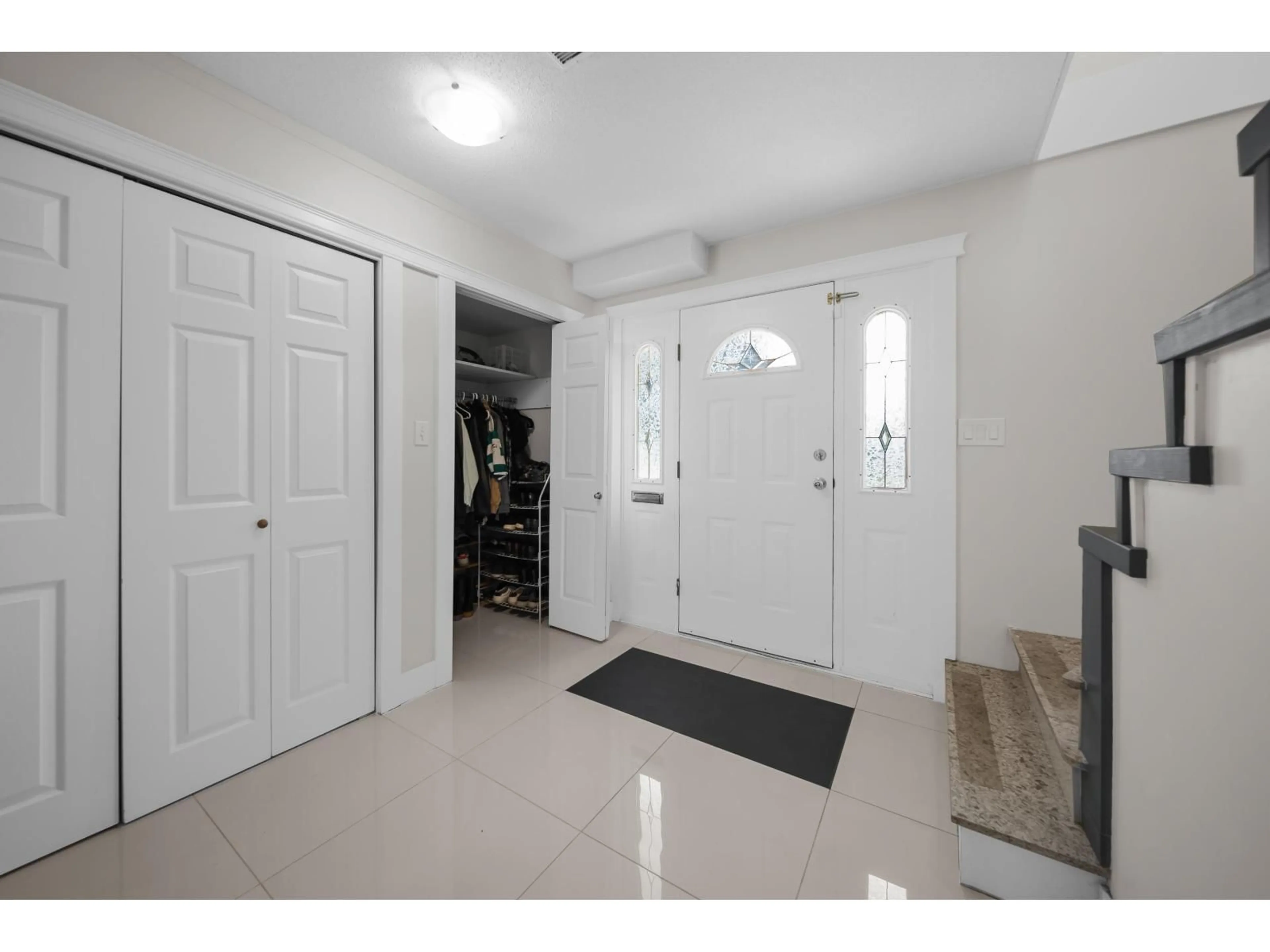 Indoor entryway for 32133 COTTONWOOD TERRACE, Mission British Columbia V2V1Y1