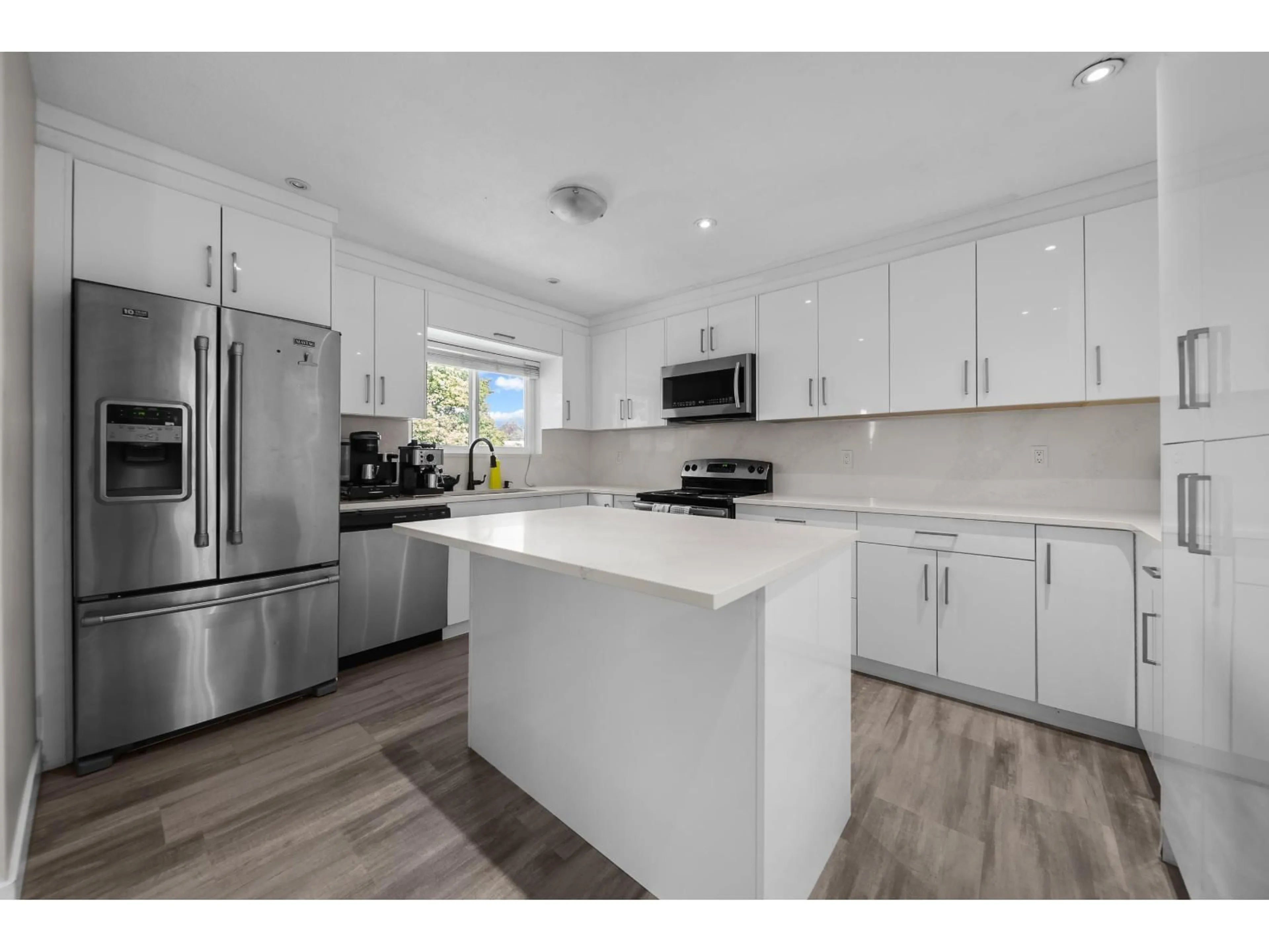 Open concept kitchen, unknown for 32133 COTTONWOOD TERRACE, Mission British Columbia V2V1Y1