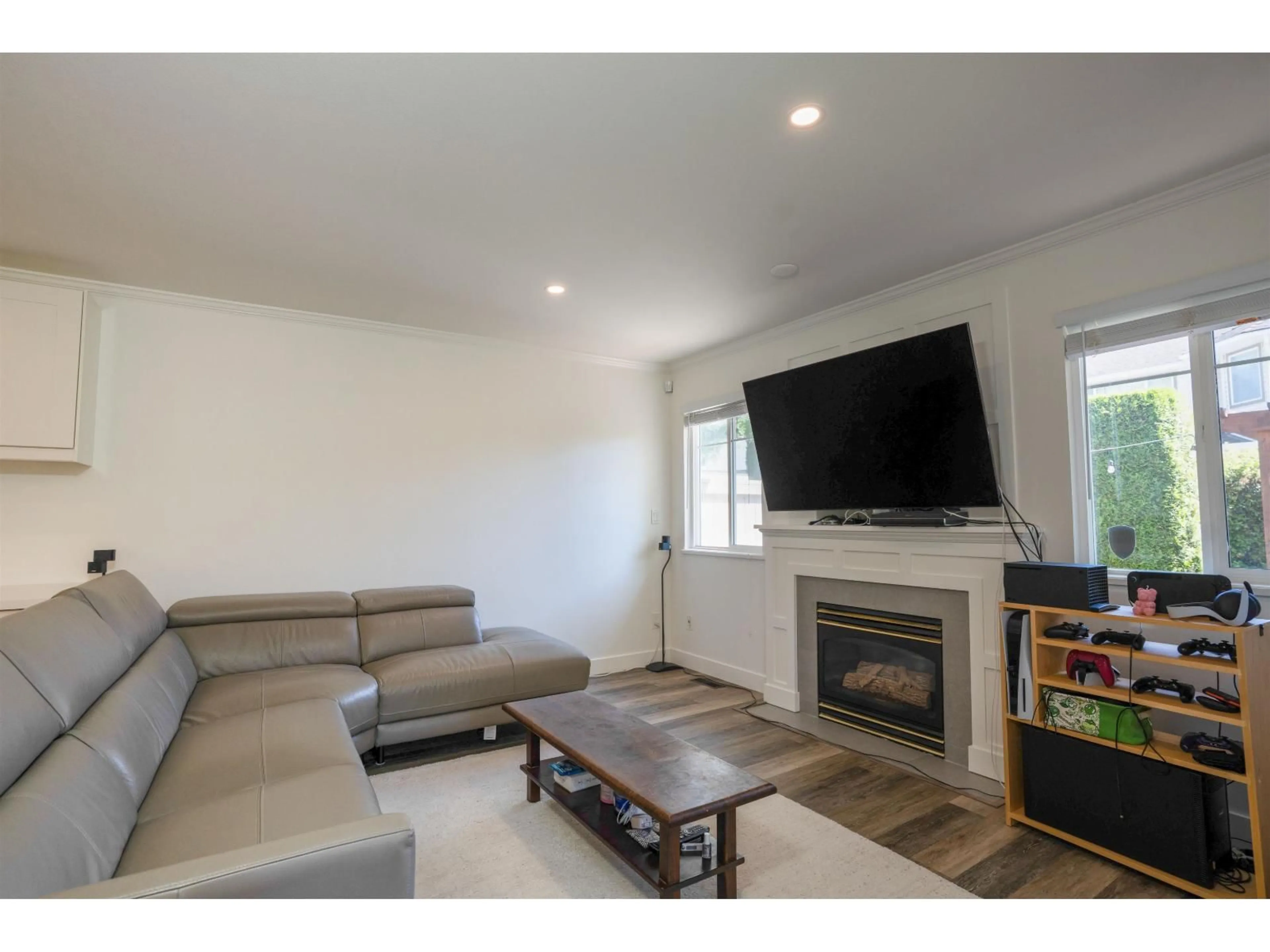 Living room with furniture, wood/laminate floor for 13 - 12038 62 AVENUE, Surrey British Columbia V3X3L2