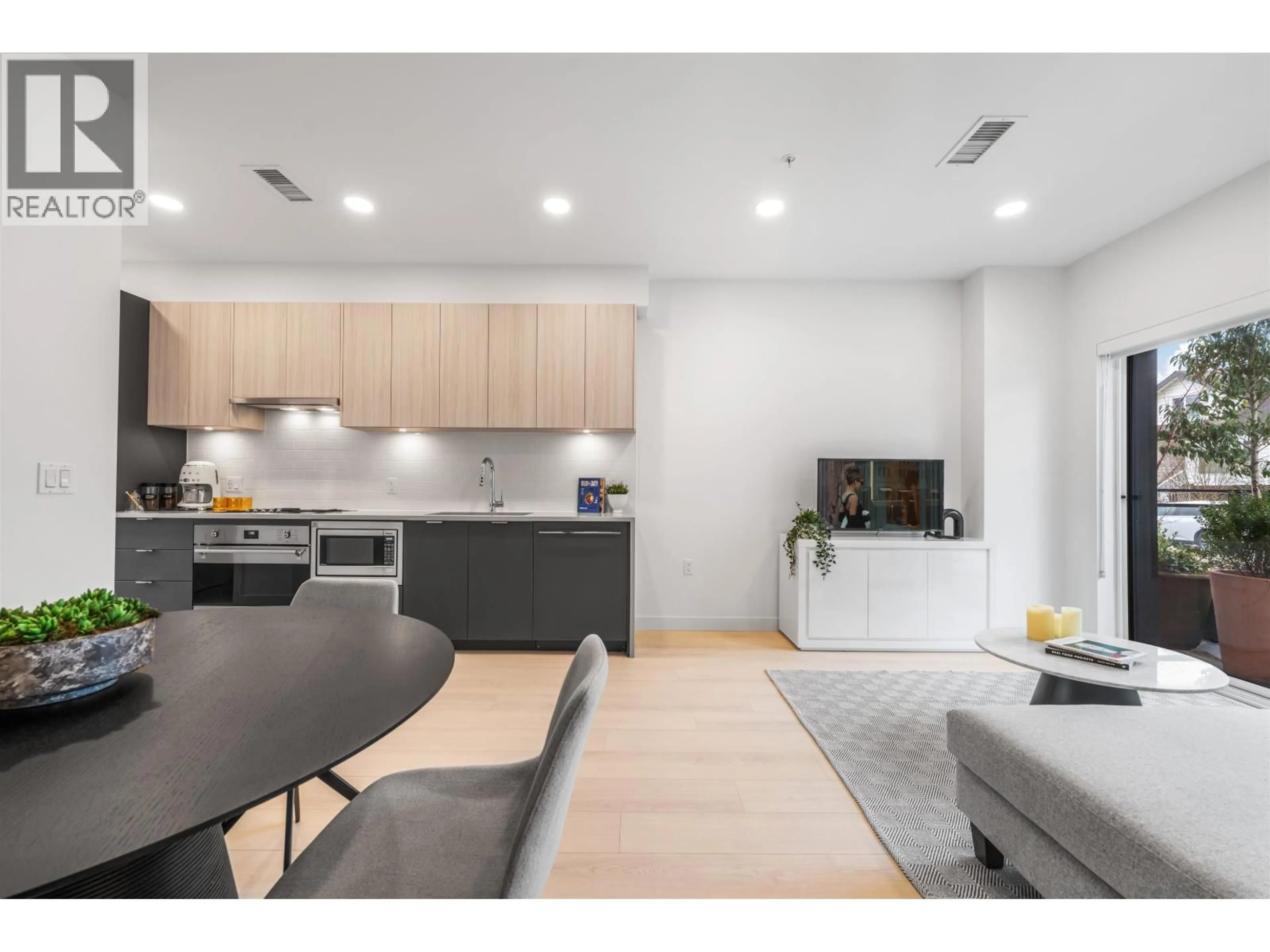 Open concept kitchen, unknown for 2421 GRANT STREET, Vancouver British Columbia V5K3G5