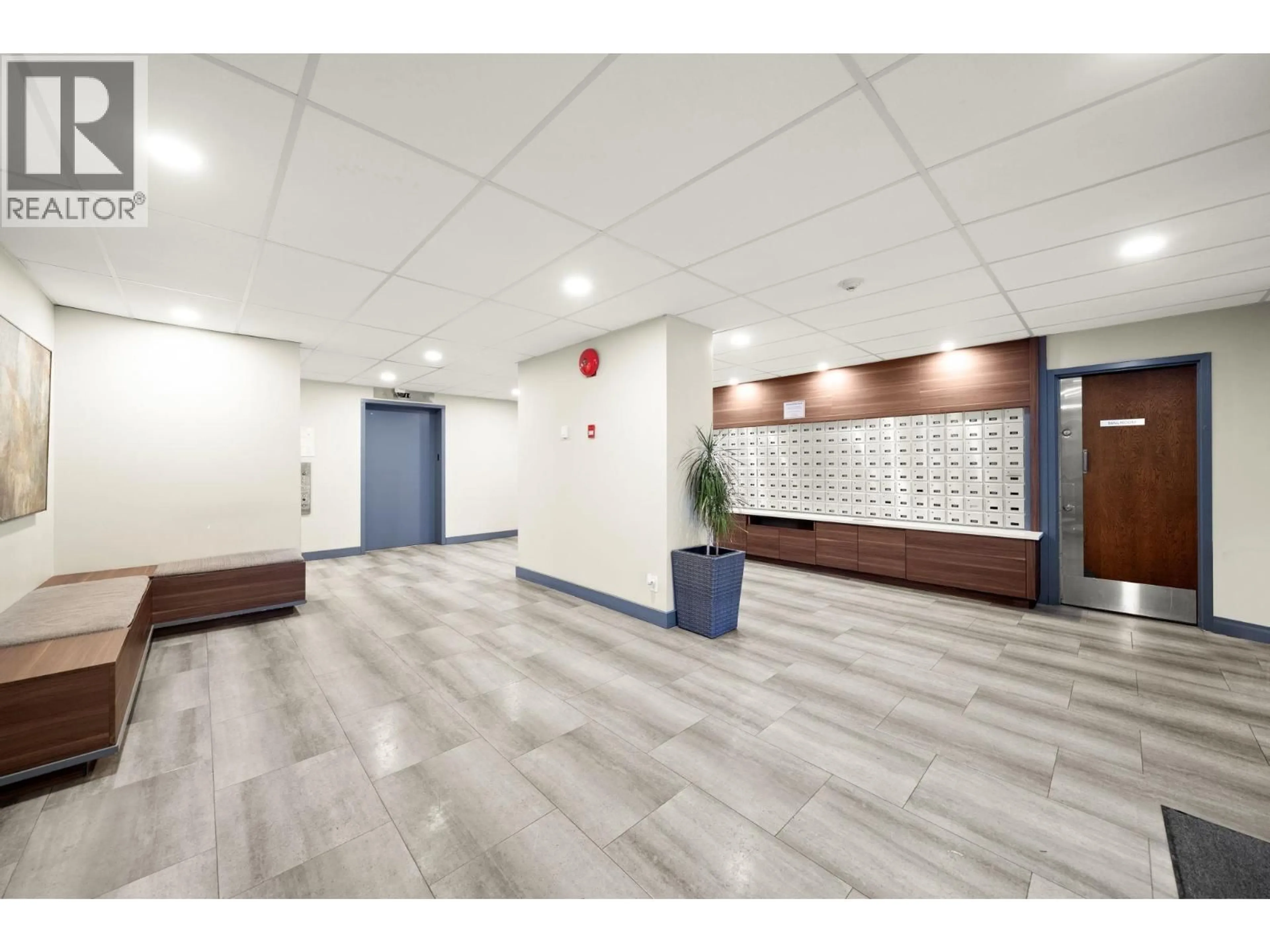 Indoor foyer for 1306 - 9521 CARDSTON COURT, Burnaby British Columbia V3N4R8