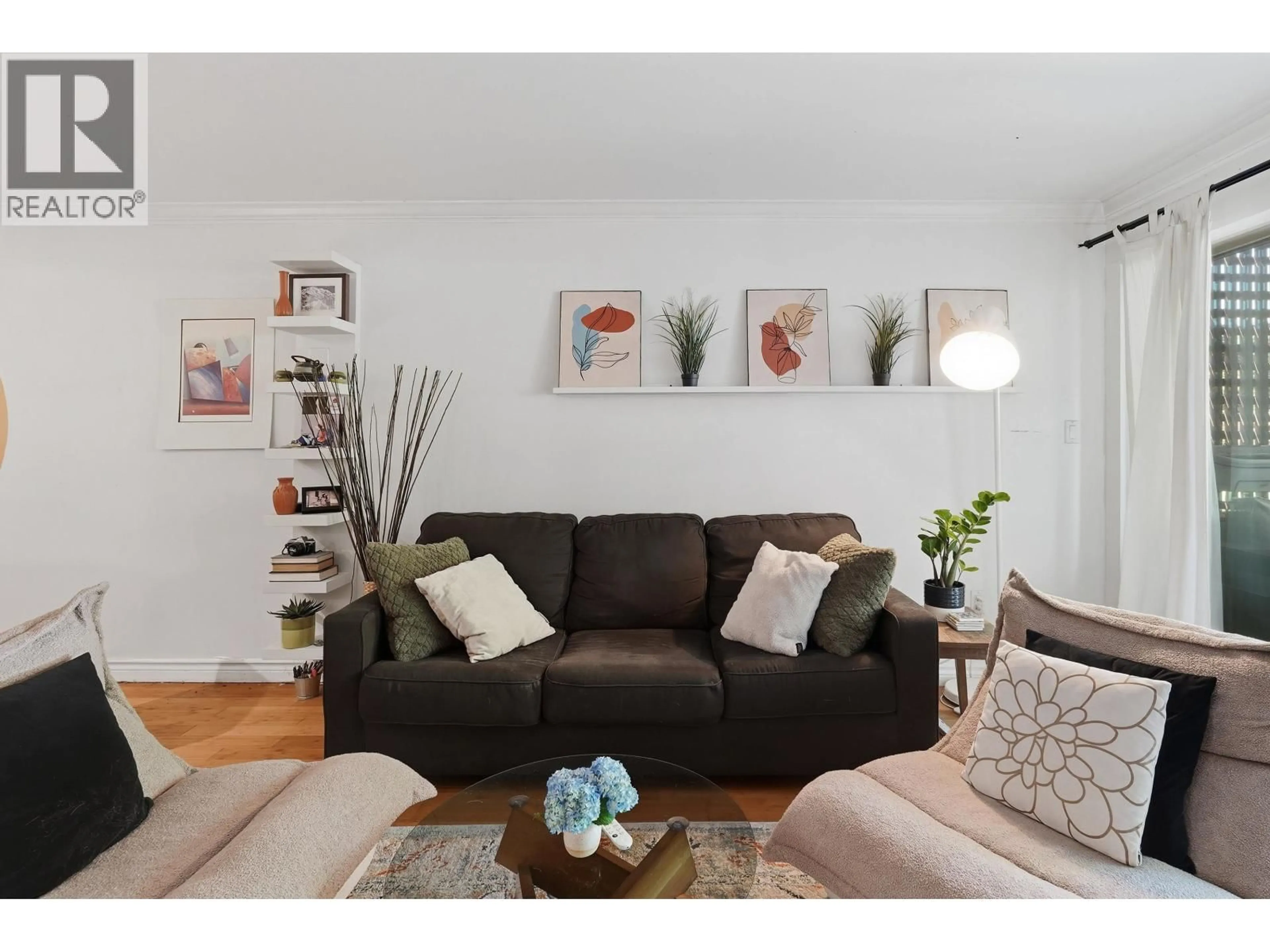 Living room with furniture, wood/laminate floor for 211 - 9857 MANCHESTER DRIVE, Burnaby British Columbia V3N4P5