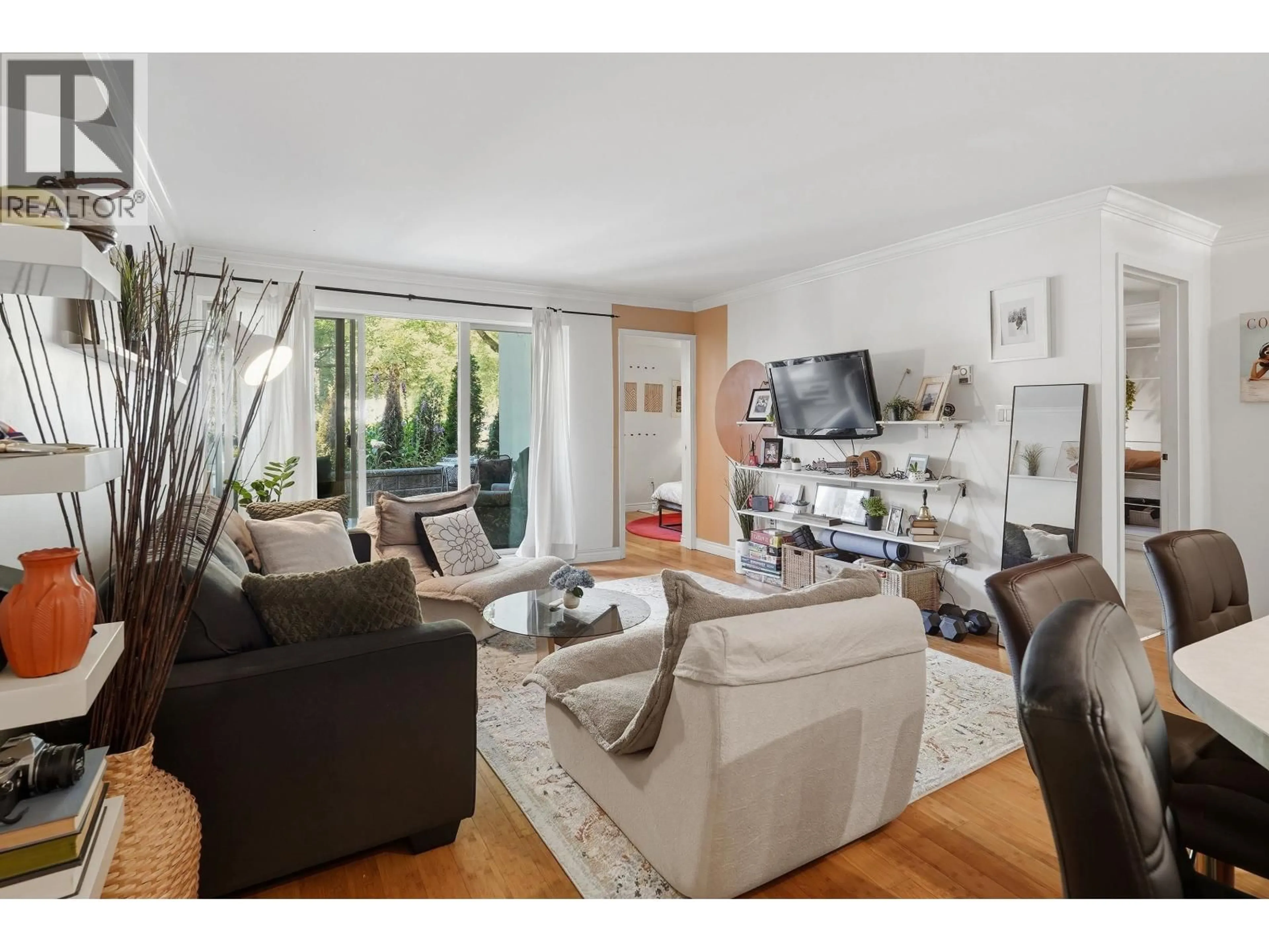 Living room with furniture, unknown for 211 - 9857 MANCHESTER DRIVE, Burnaby British Columbia V3N4P5