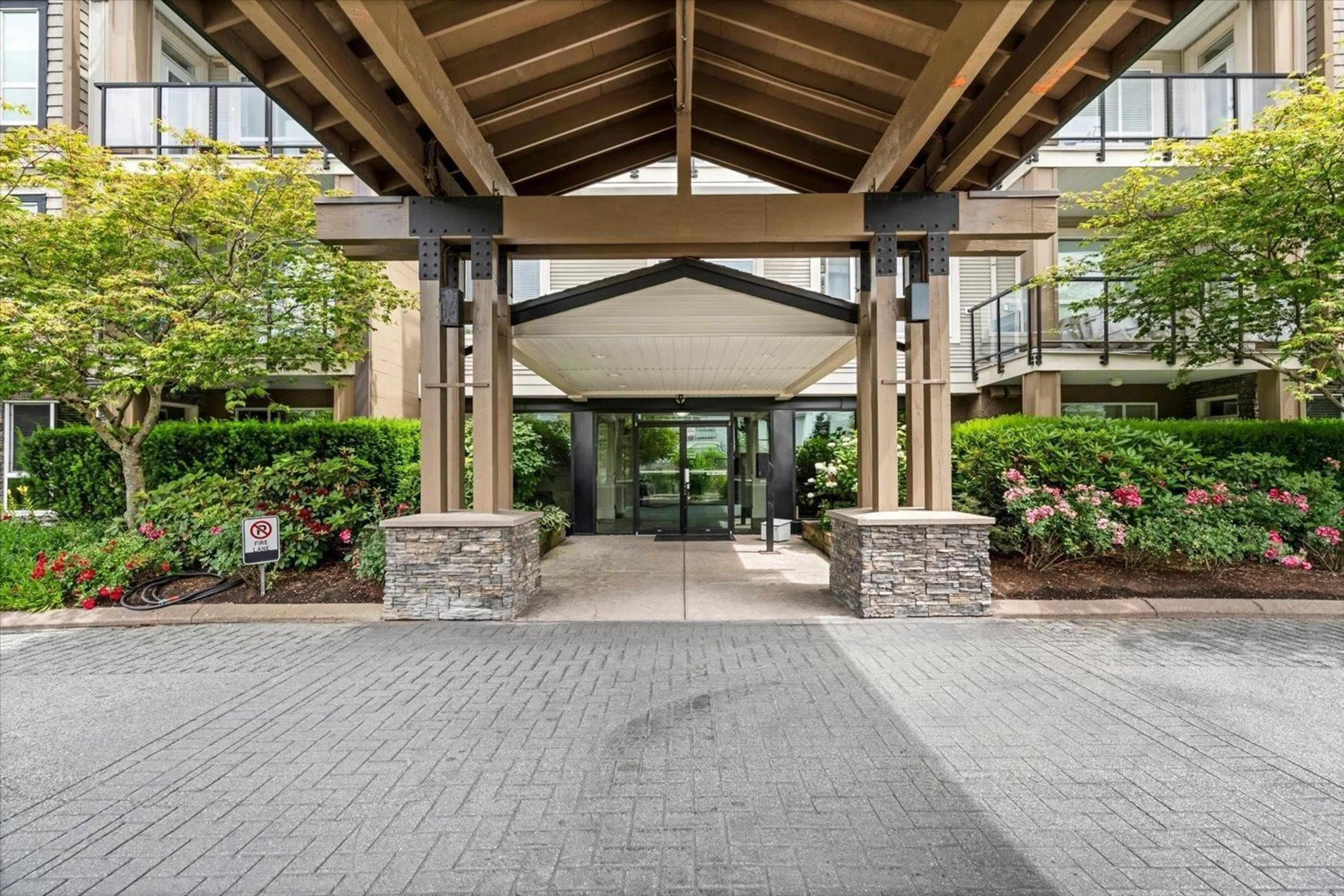 Indoor foyer for 313 - 32729 GARIBALDI DRIVE, Abbotsford British Columbia V2T0A6