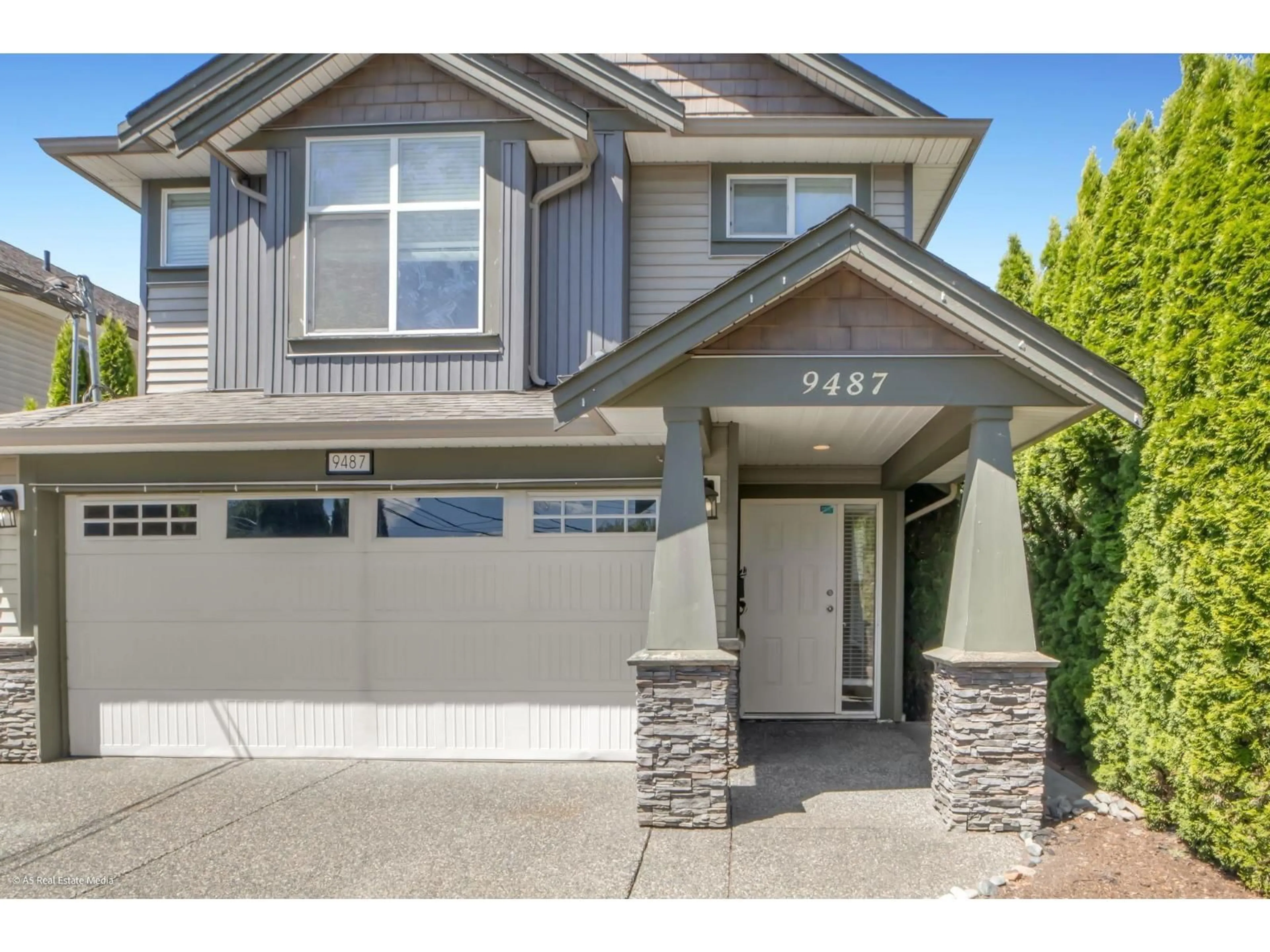Home with vinyl exterior material, street for 9487 COOTE STREET, Chilliwack British Columbia V2P6B7