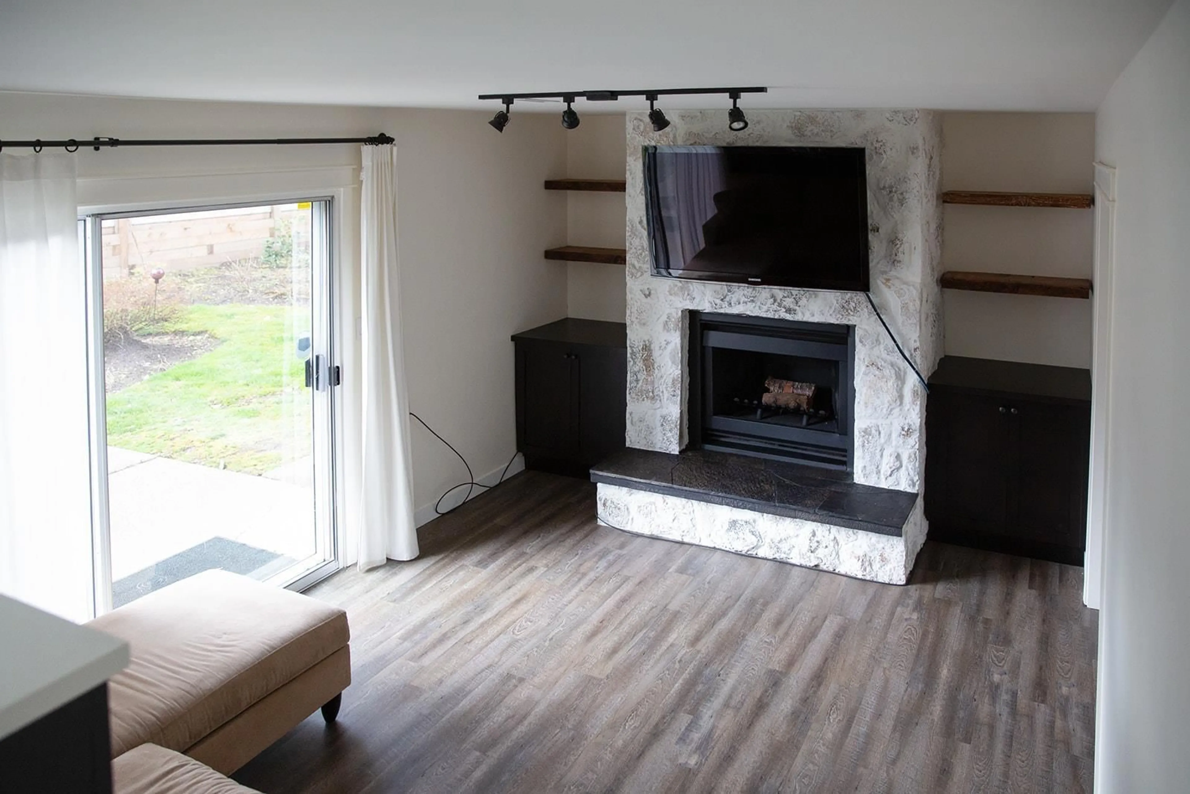 Living room with furniture, wood/laminate floor for 4064 198 STREET, Langley British Columbia V3A1E2