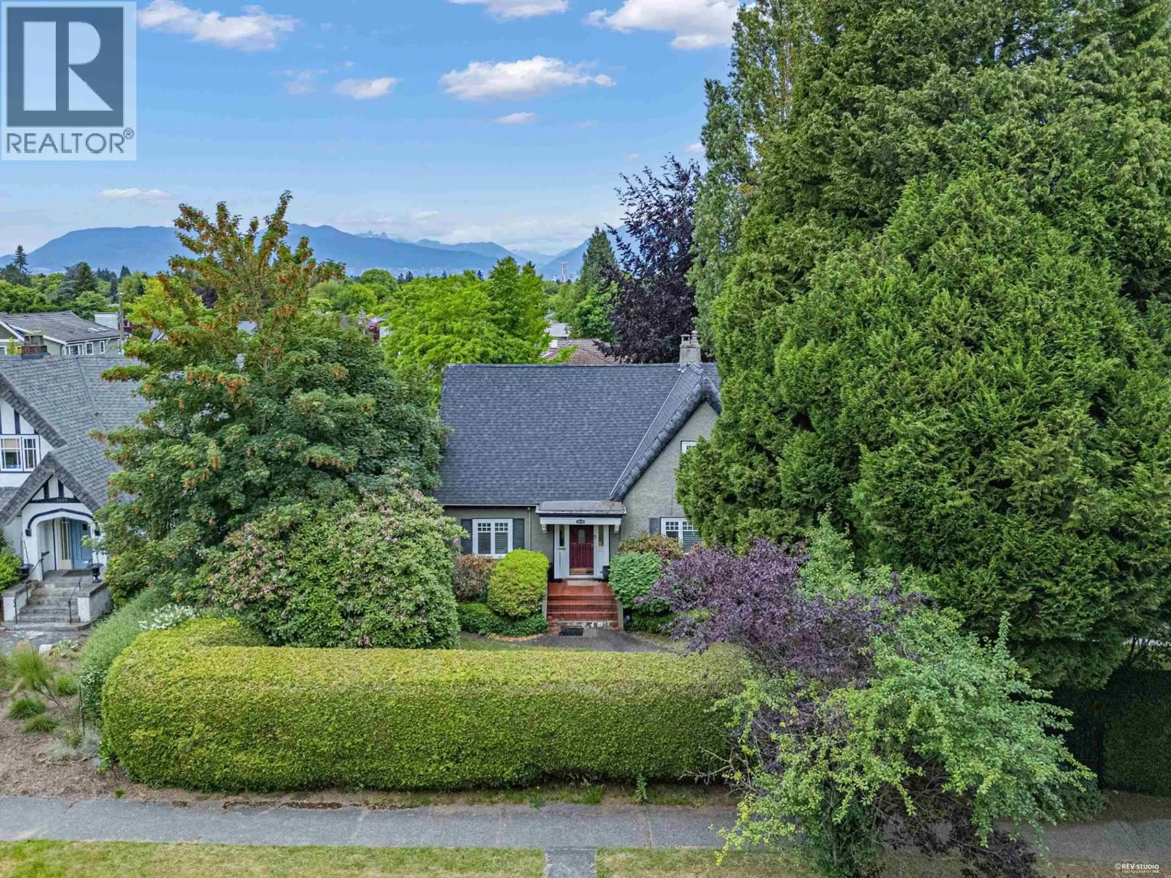 A pic from outside/outdoor area/front of a property/back of a property/a pic from drone, mountain view for 1049 33RD AVENUE, Vancouver British Columbia V6M1A1