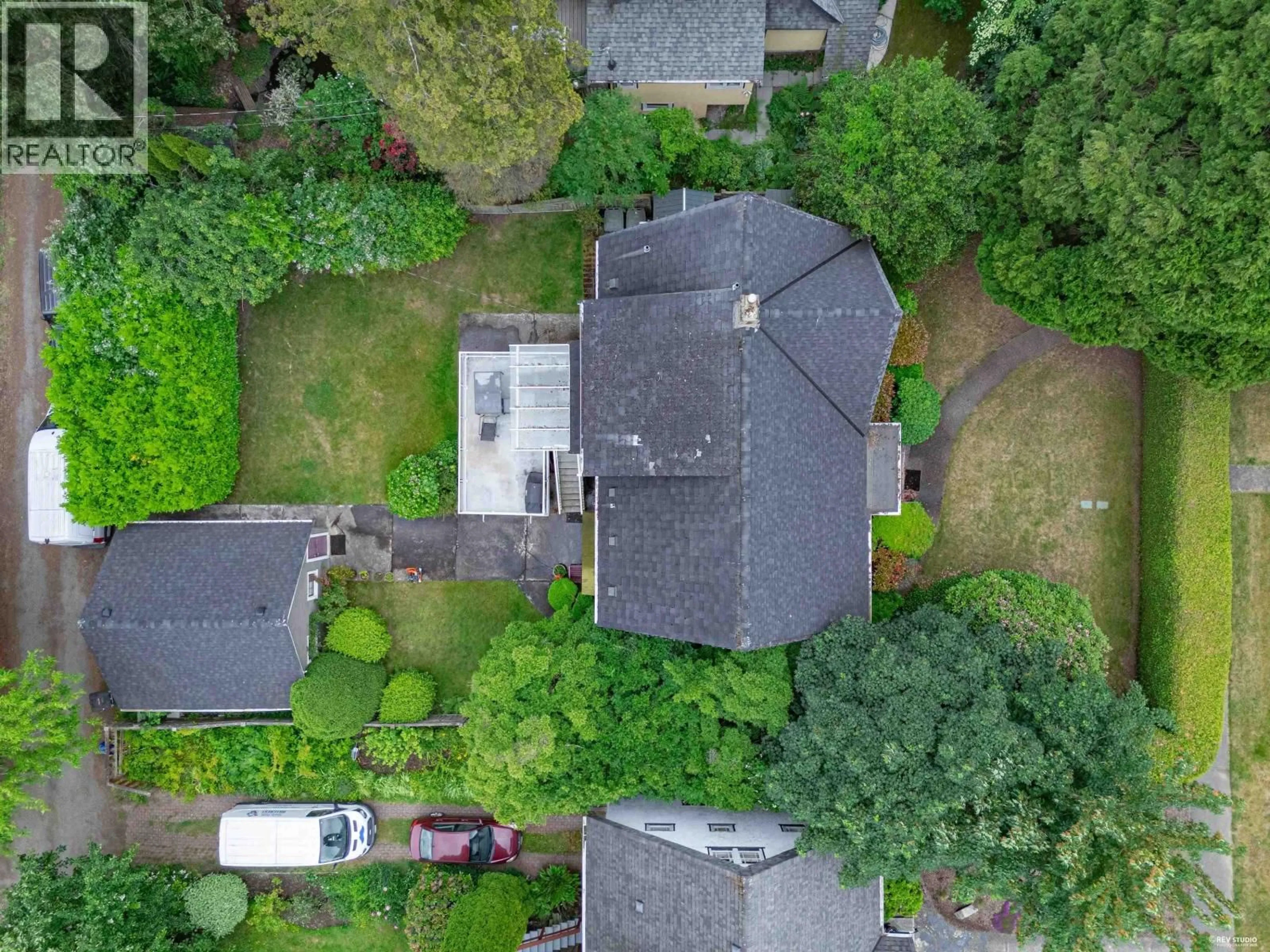 A pic from outside/outdoor area/front of a property/back of a property/a pic from drone, street for 1049 33RD AVENUE, Vancouver British Columbia V6M1A1