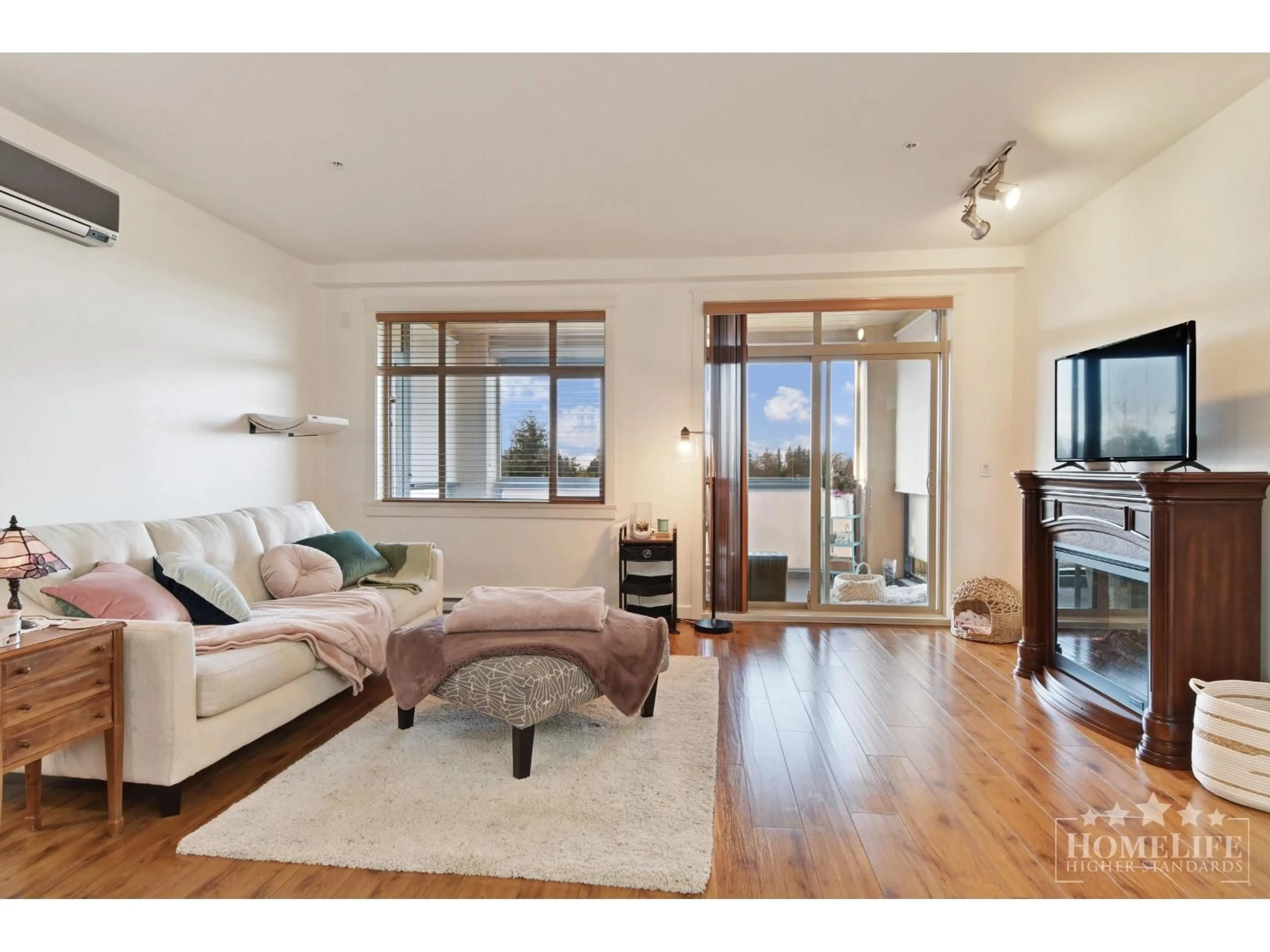 Living room with furniture, wood/laminate floor for 528 - 8067 207 STREET, Langley British Columbia V2Y0P1