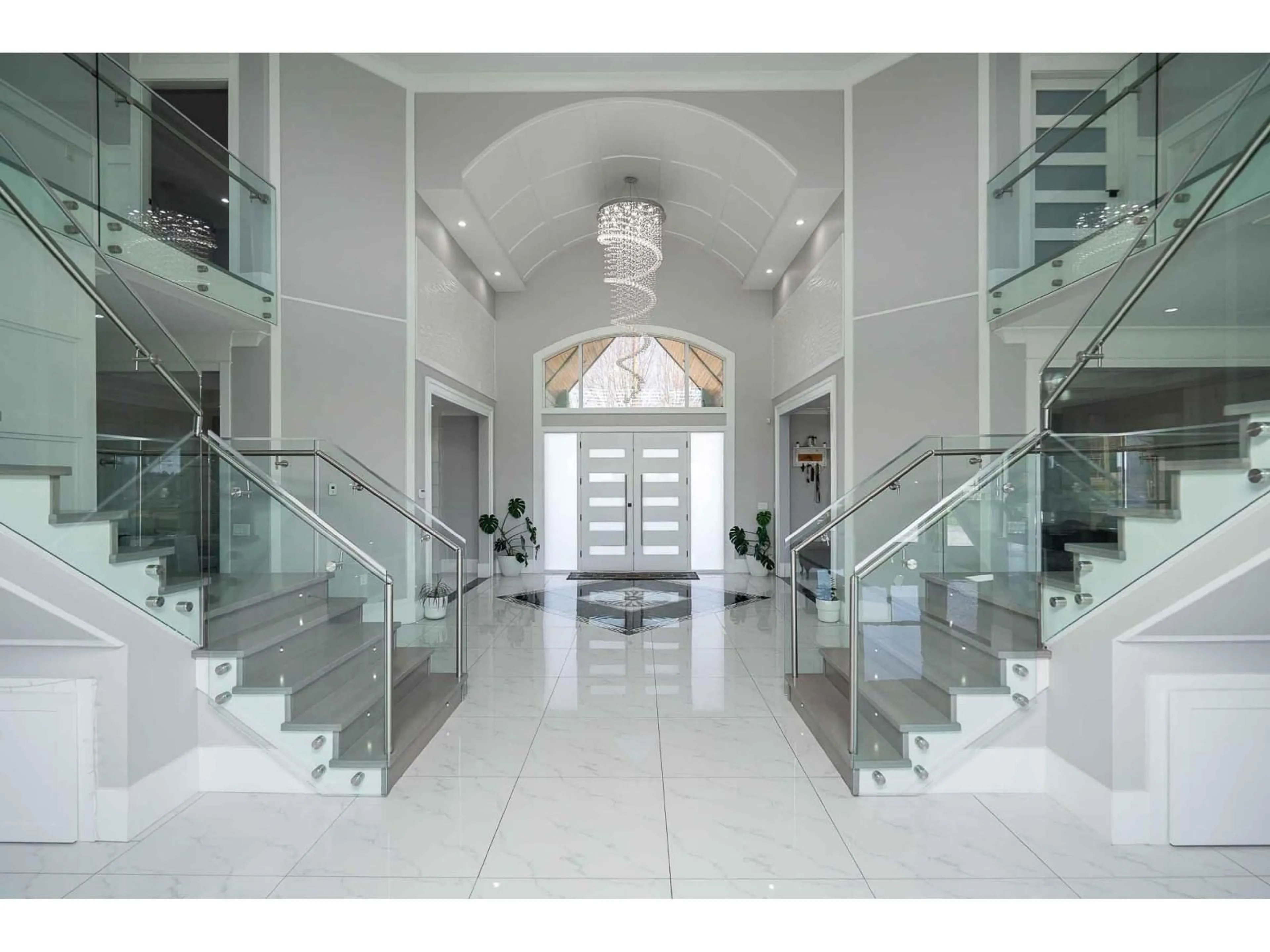 Indoor foyer for 4371 184 STREET, Surrey British Columbia V3Z1B7