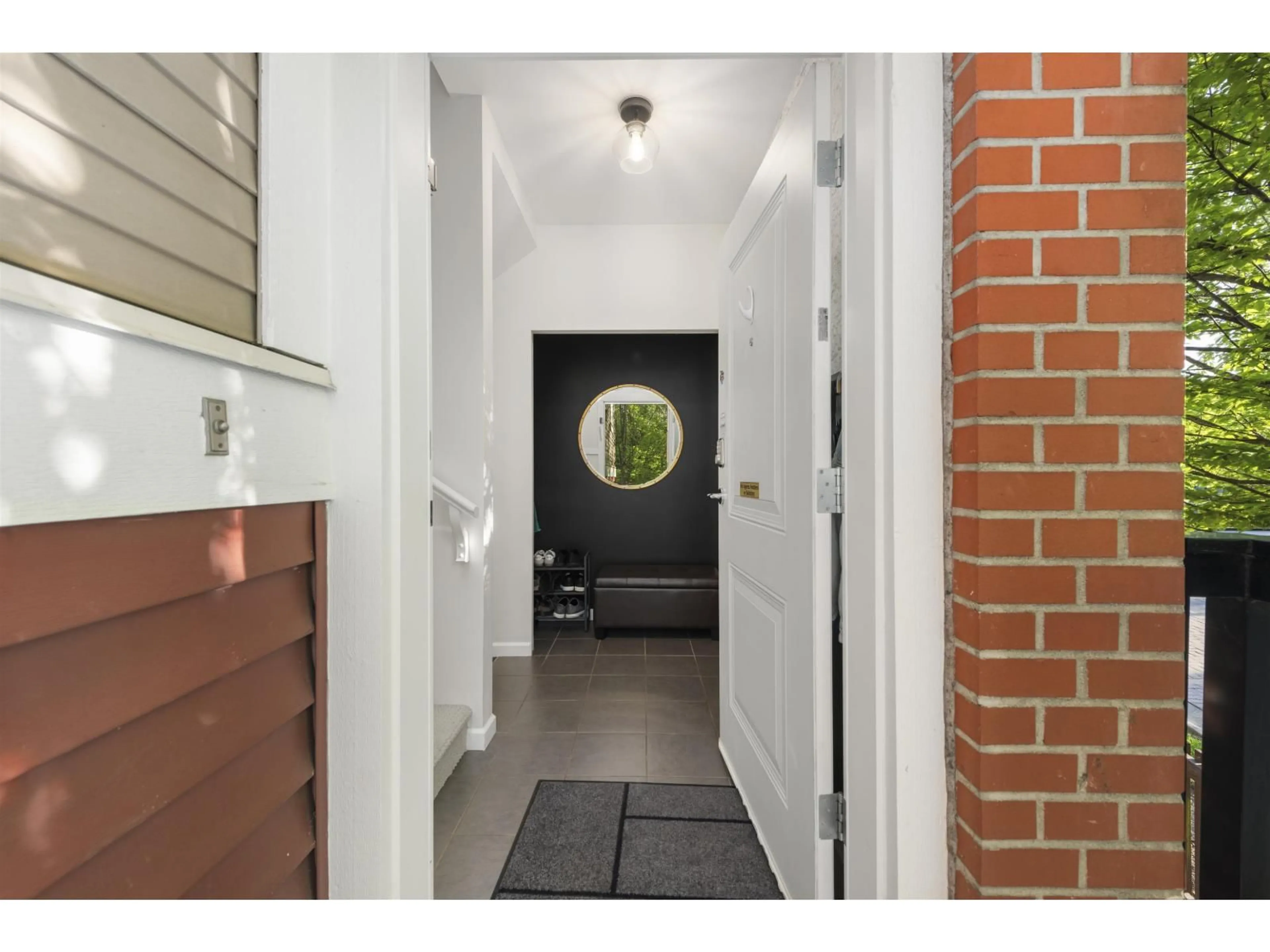 Indoor entryway for 1 - 19505 68A AVENUE, Surrey British Columbia V4N6K3