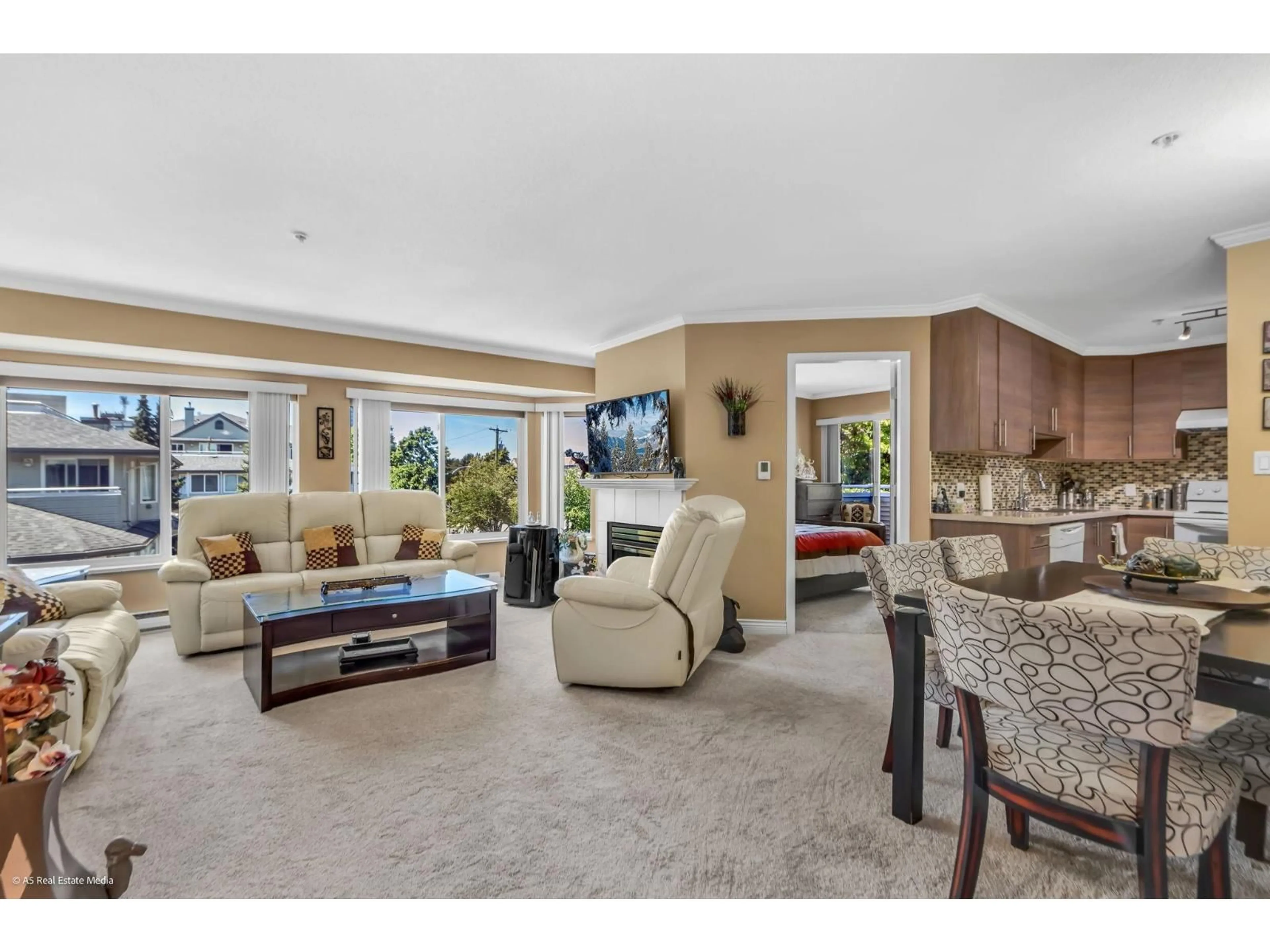 Living room with furniture, ceramic/tile floor for 314 - 12160 80 AVENUE, Surrey British Columbia V3W0V3