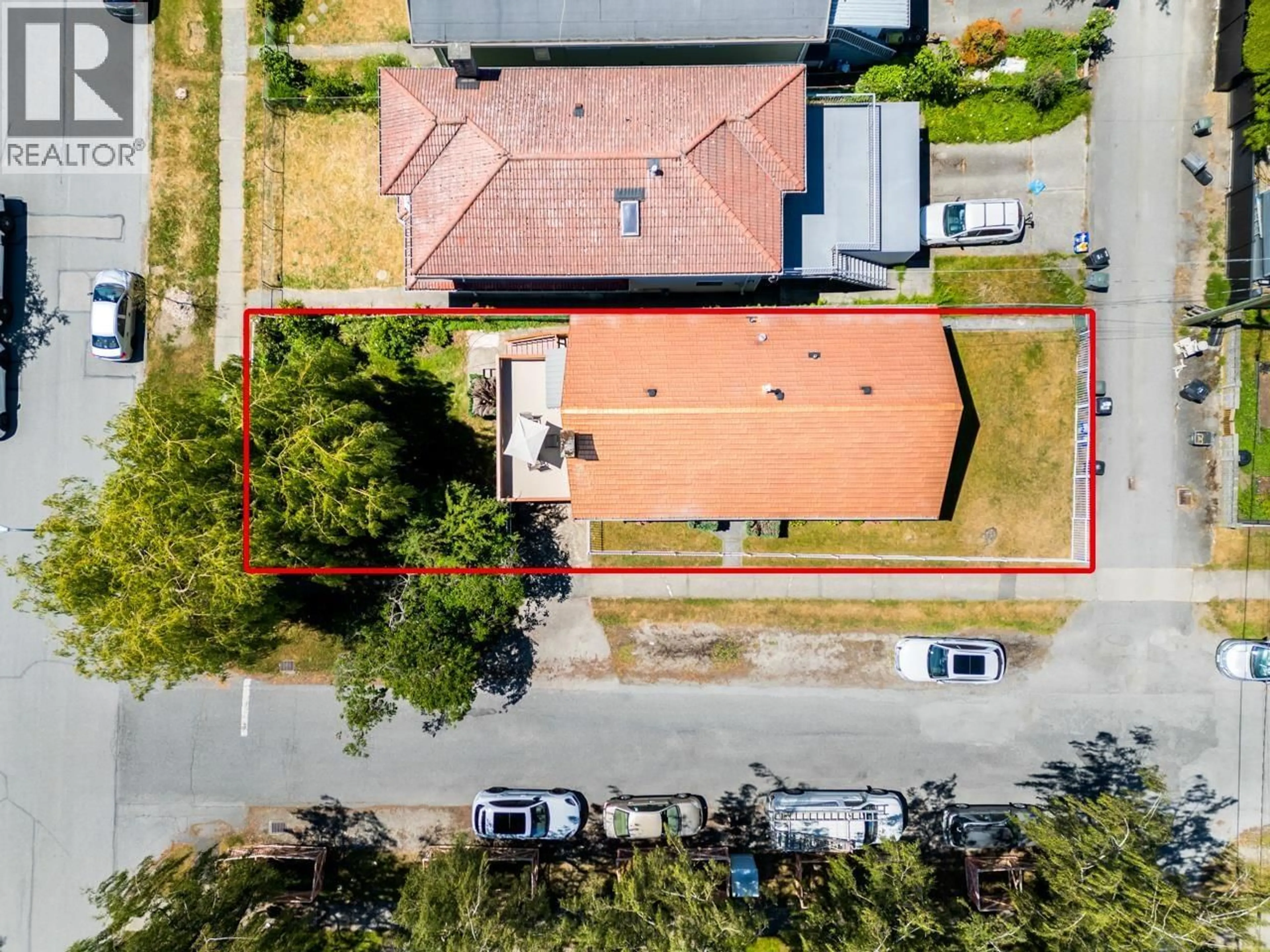 A pic from outside/outdoor area/front of a property/back of a property/a pic from drone, street for 6175 QUEBEC STREET, Vancouver British Columbia V5W2P6