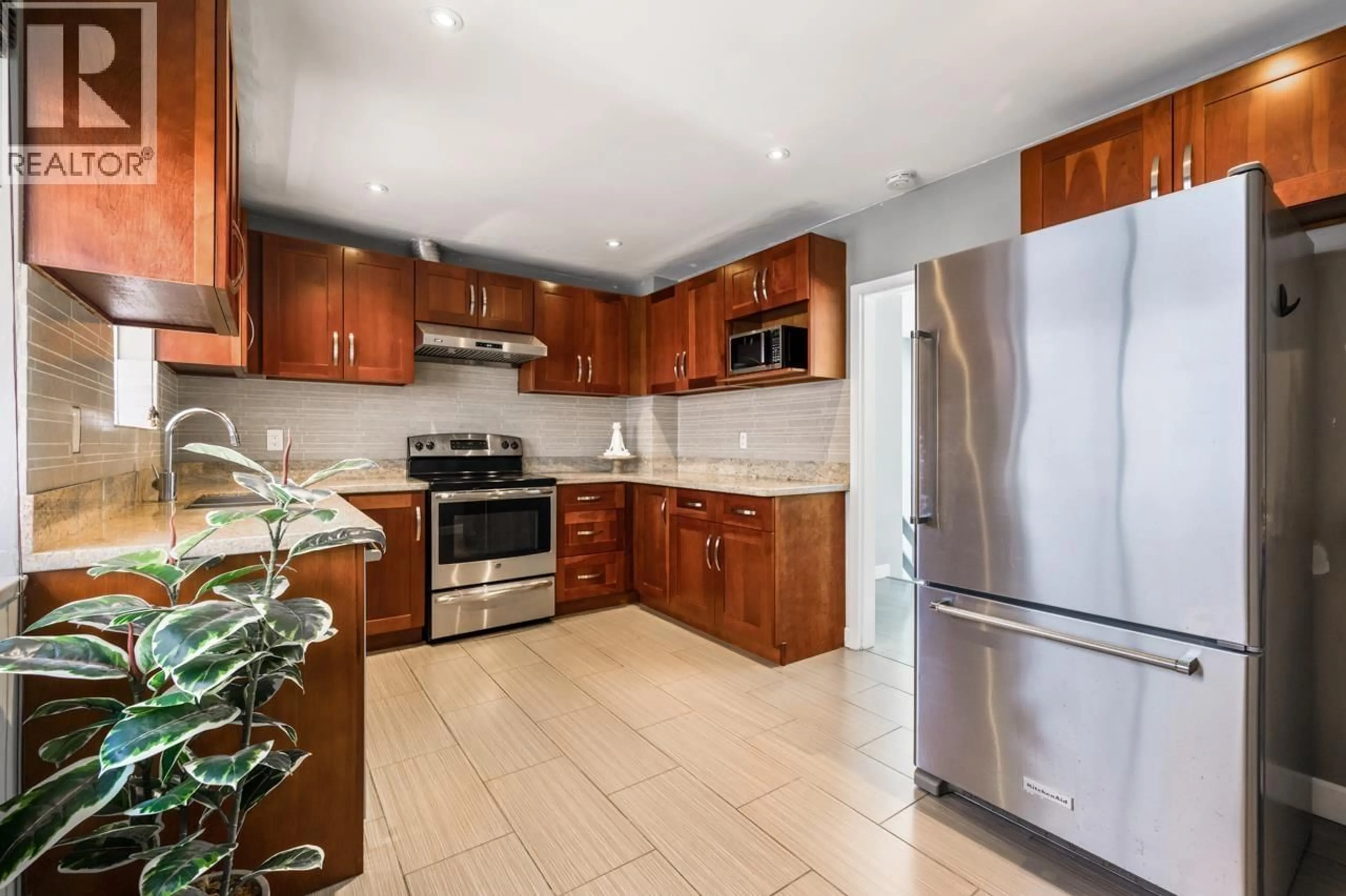 Standard kitchen, ceramic/tile floor for 6175 QUEBEC STREET, Vancouver British Columbia V5W2P6
