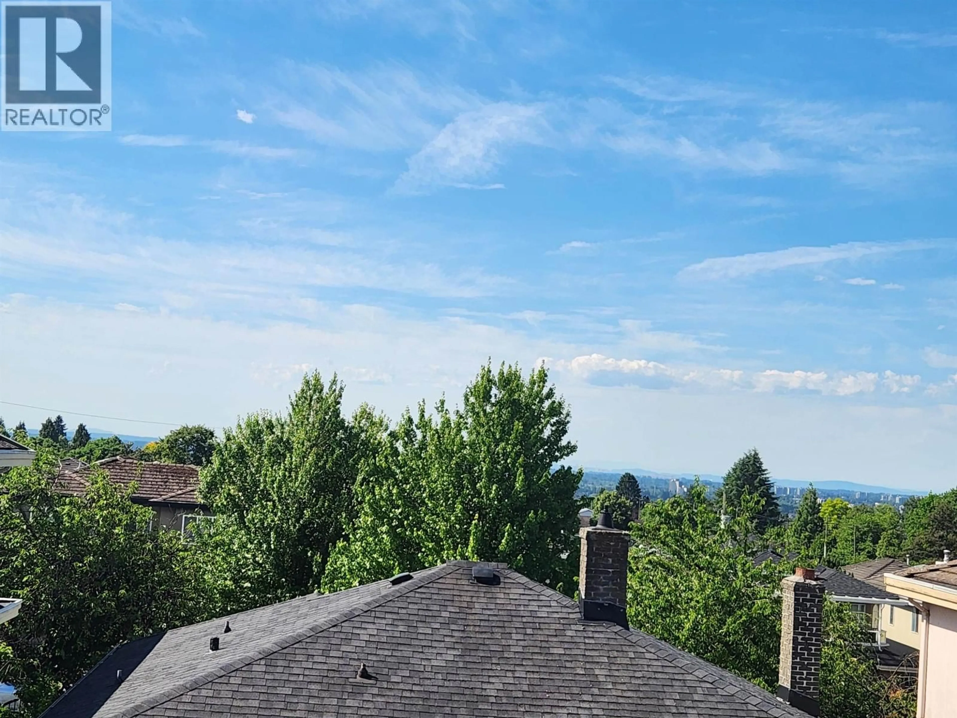 A pic from outside/outdoor area/front of a property/back of a property/a pic from drone, mountain view for 429 50TH AVENUE, Vancouver British Columbia V5X1A9