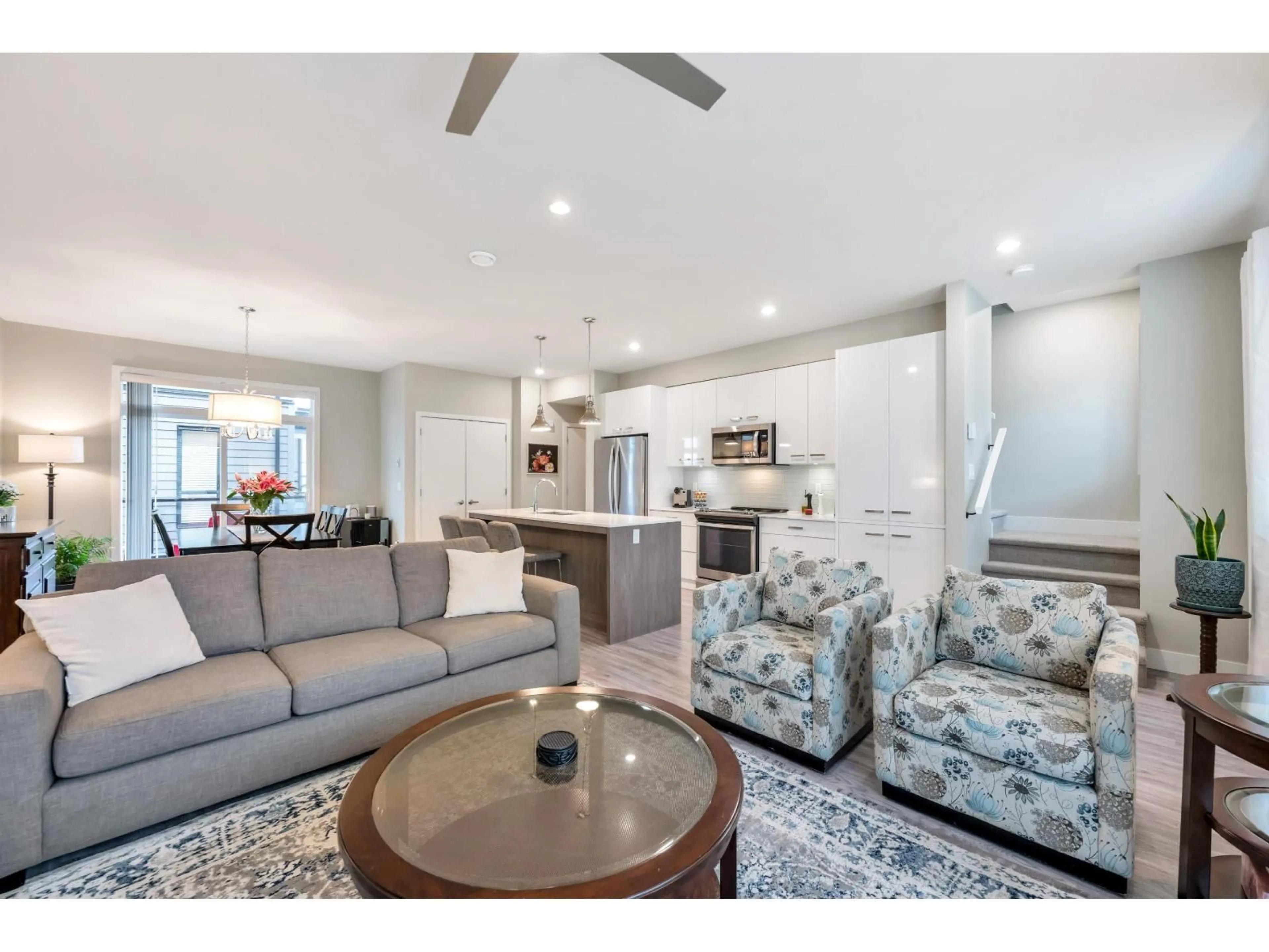 Living room with furniture, unknown for 31 - 1938 PARRALLEL ROAD NORTH, Abbotsford British Columbia V3G0H1