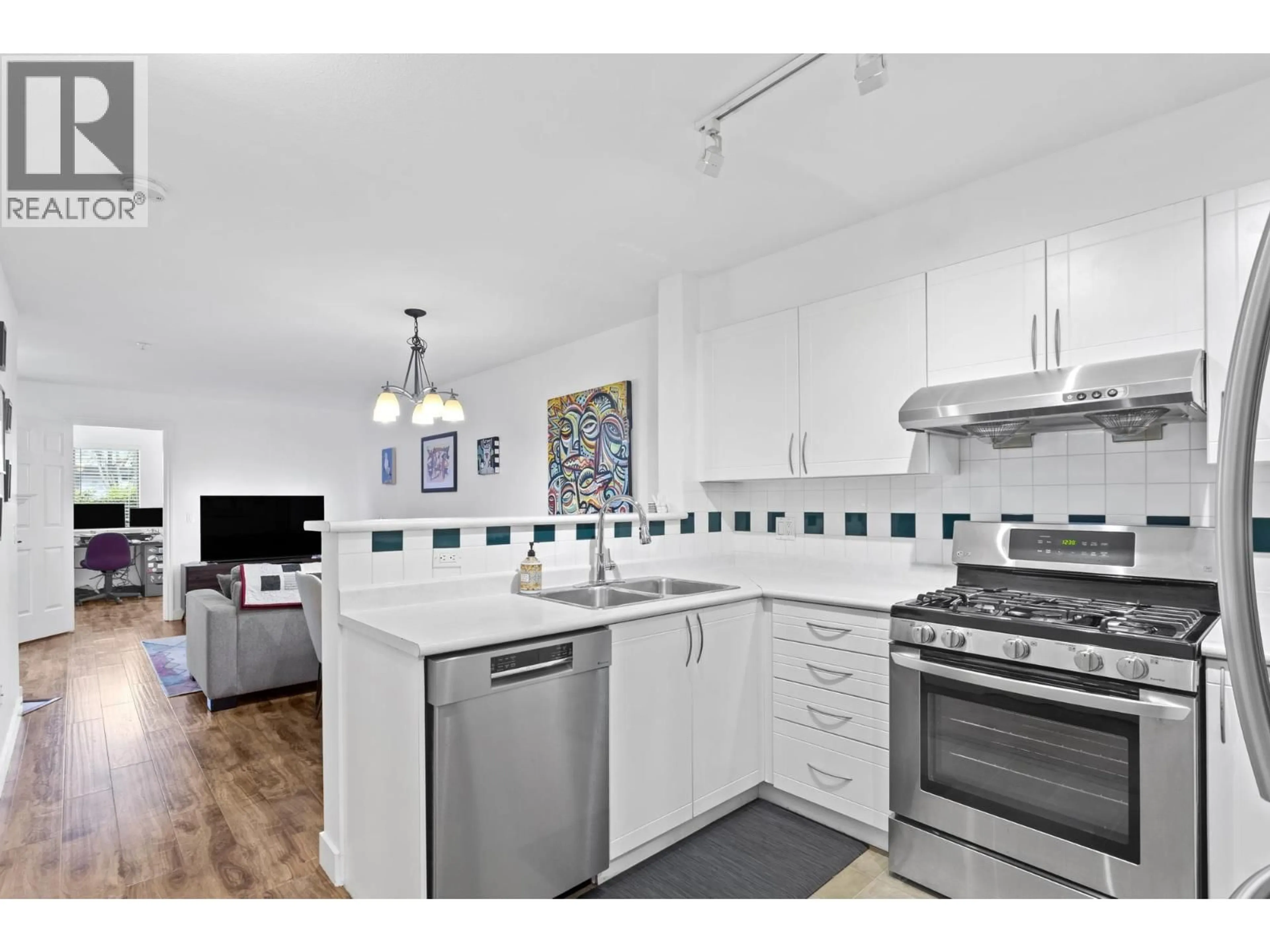Open concept kitchen, ceramic/tile floor for 104 - 688 16TH AVENUE, Vancouver British Columbia V5T2V4