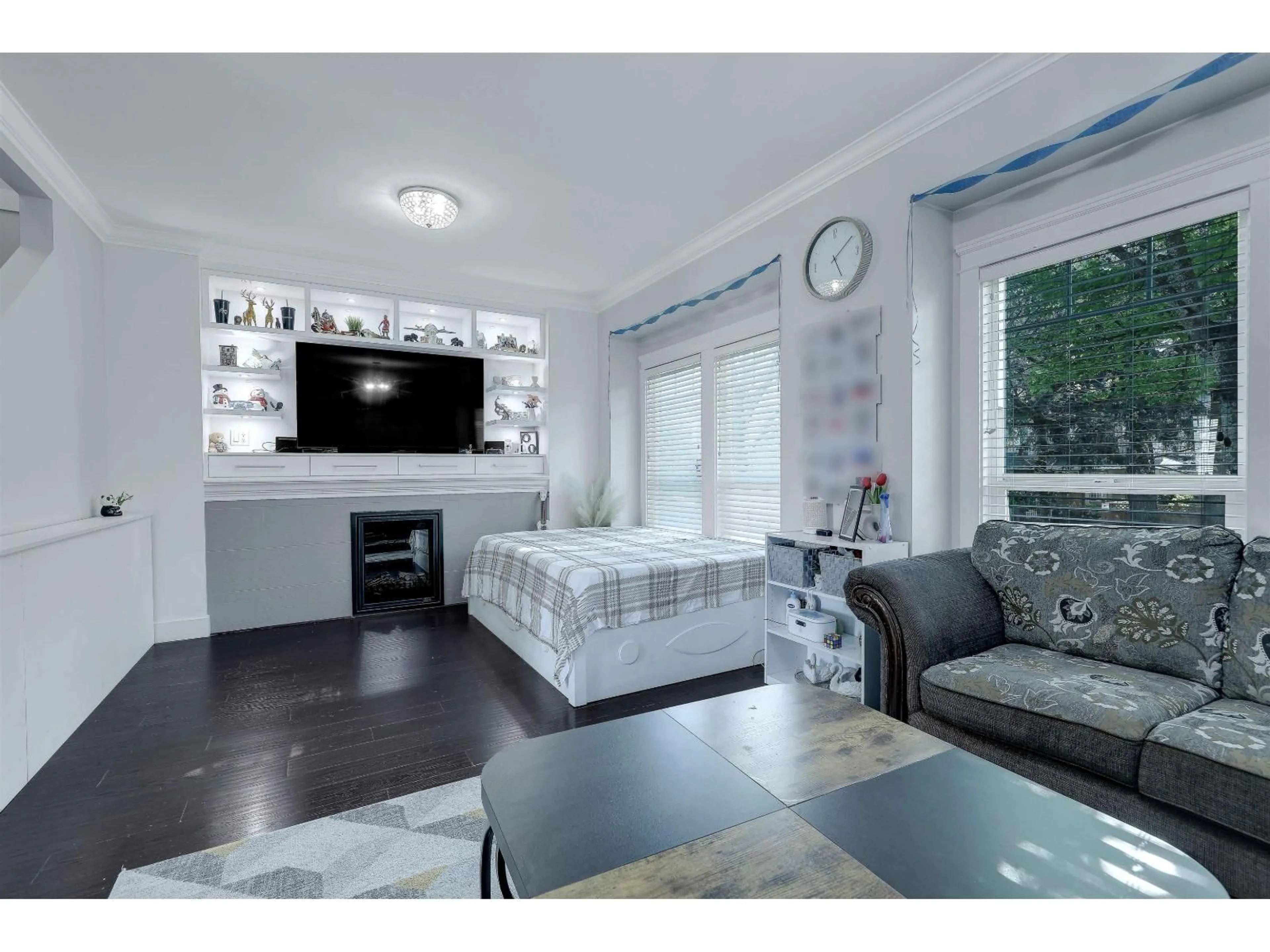 Living room with furniture, wood/laminate floor for 49 - 8358 121A STREET, Surrey British Columbia V3W1T6