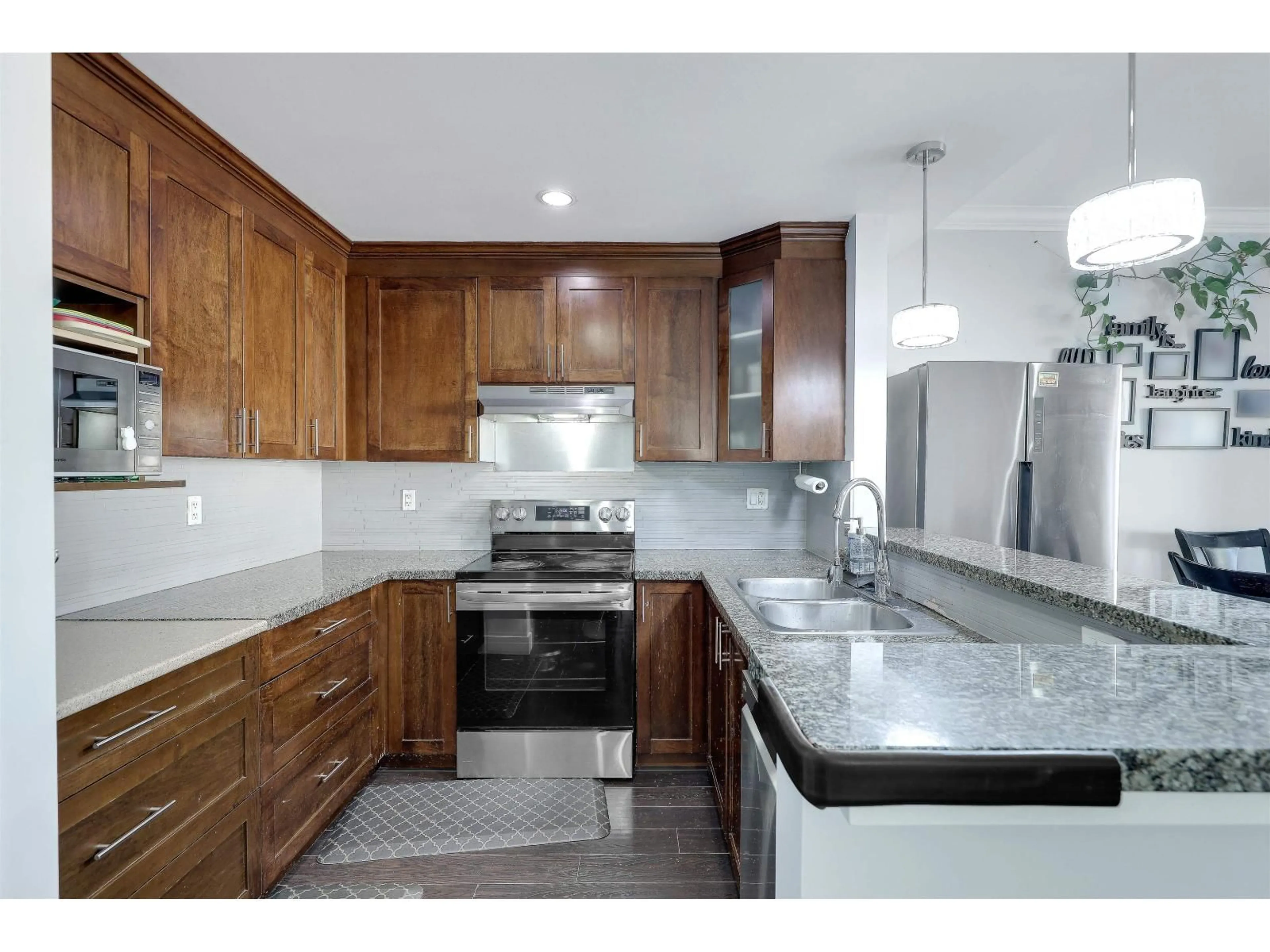 Open concept kitchen, ceramic/tile floor for 49 - 8358 121A STREET, Surrey British Columbia V3W1T6
