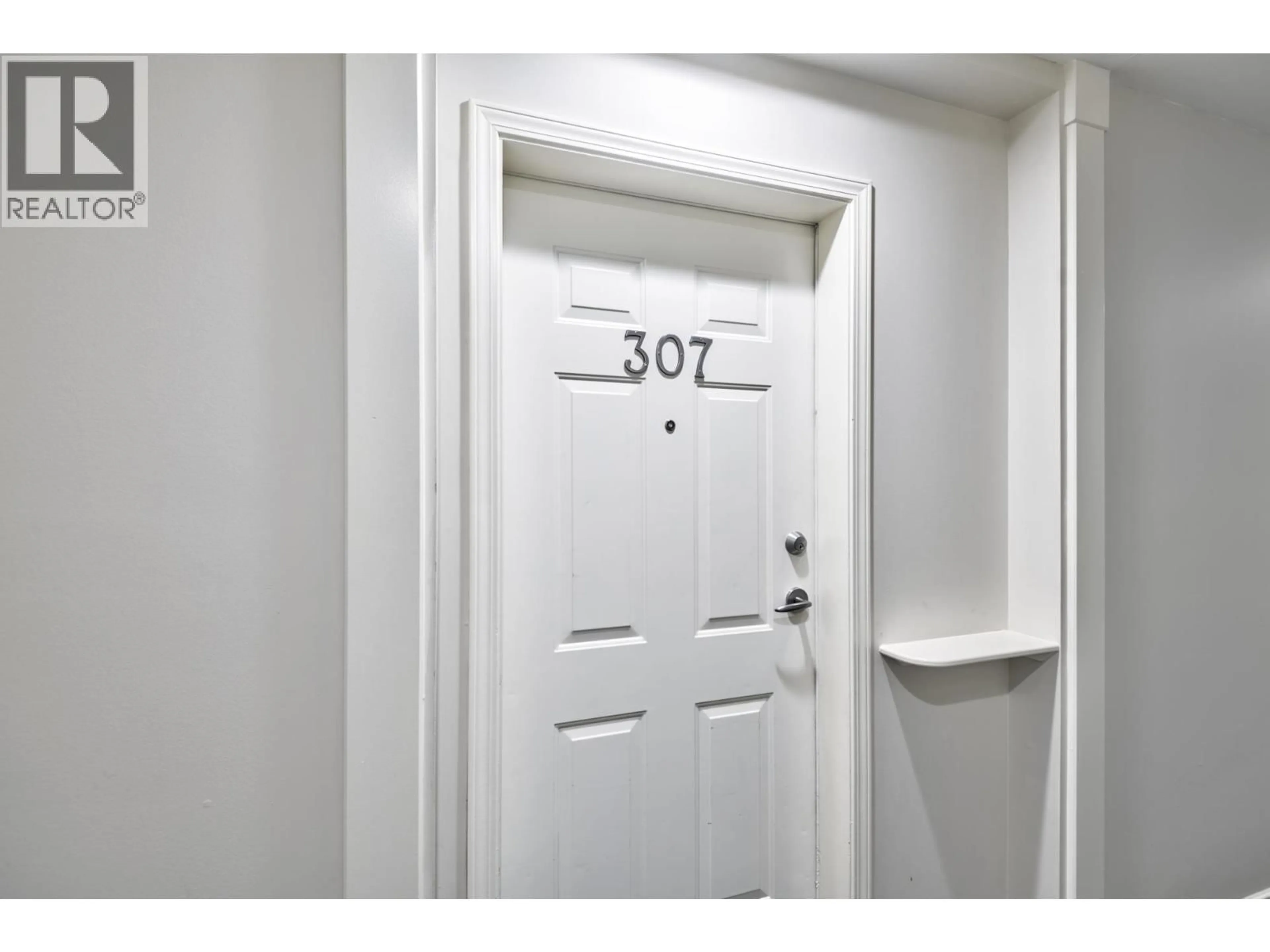 Indoor entryway for 307 - 5281 OAKMOUNT CRESCENT, Burnaby British Columbia V5H4S7