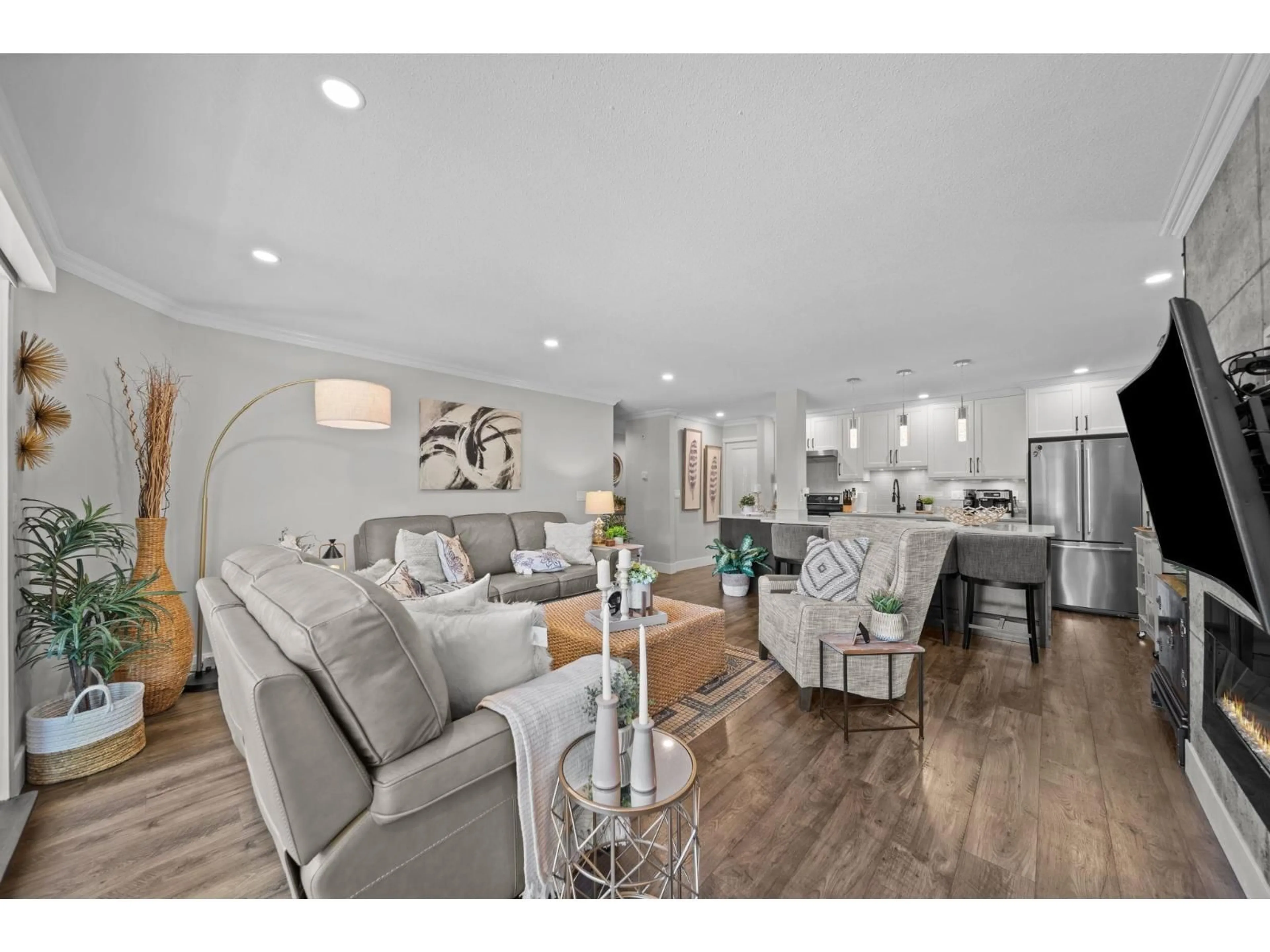 Open concept kitchen, wood/laminate floor for 208 - 1441 BLACKWOOD STREET, White Rock British Columbia V4B3V6