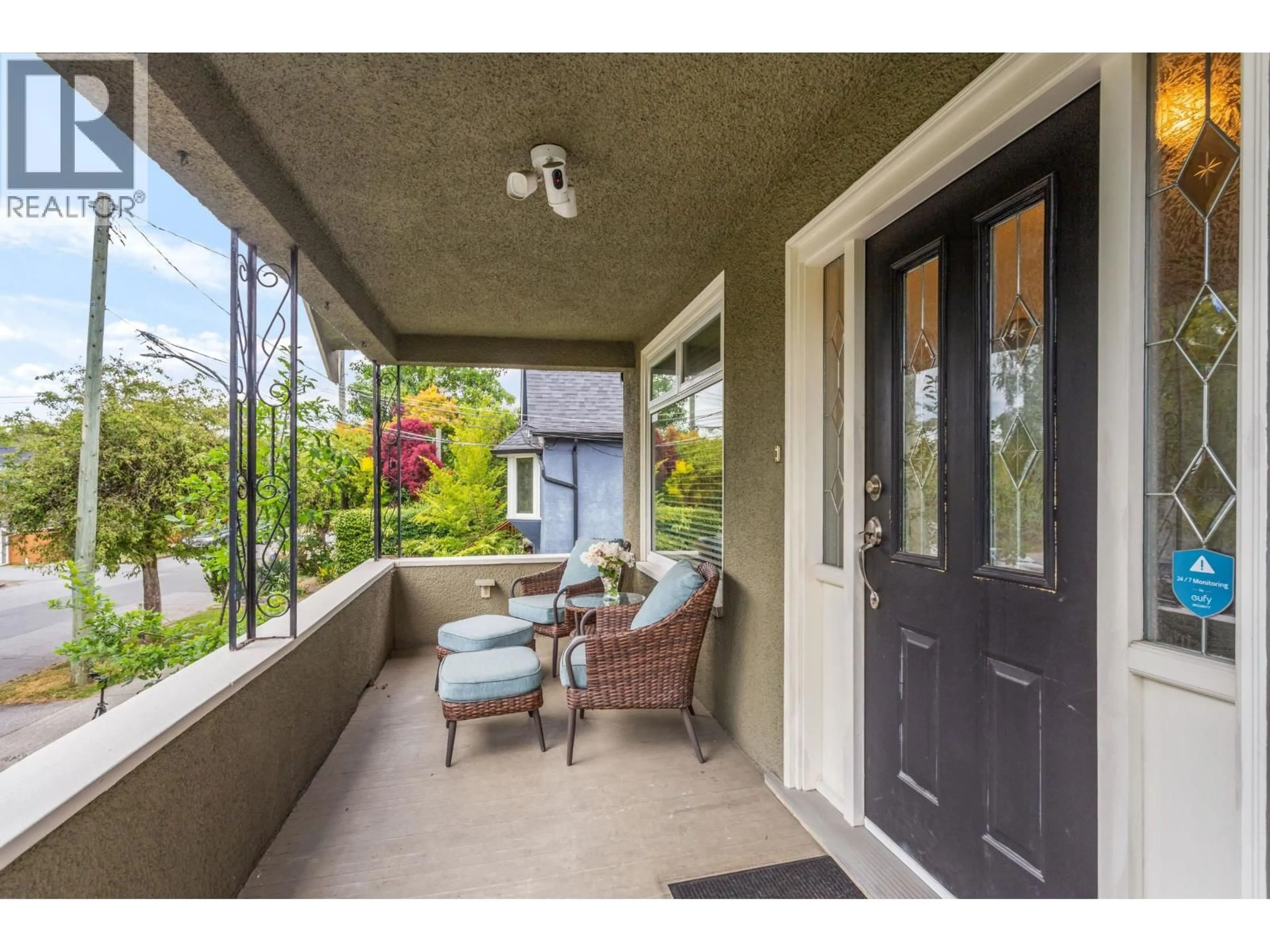 Indoor entryway for 4072 ONTARIO STREET, Vancouver British Columbia V5V3G5