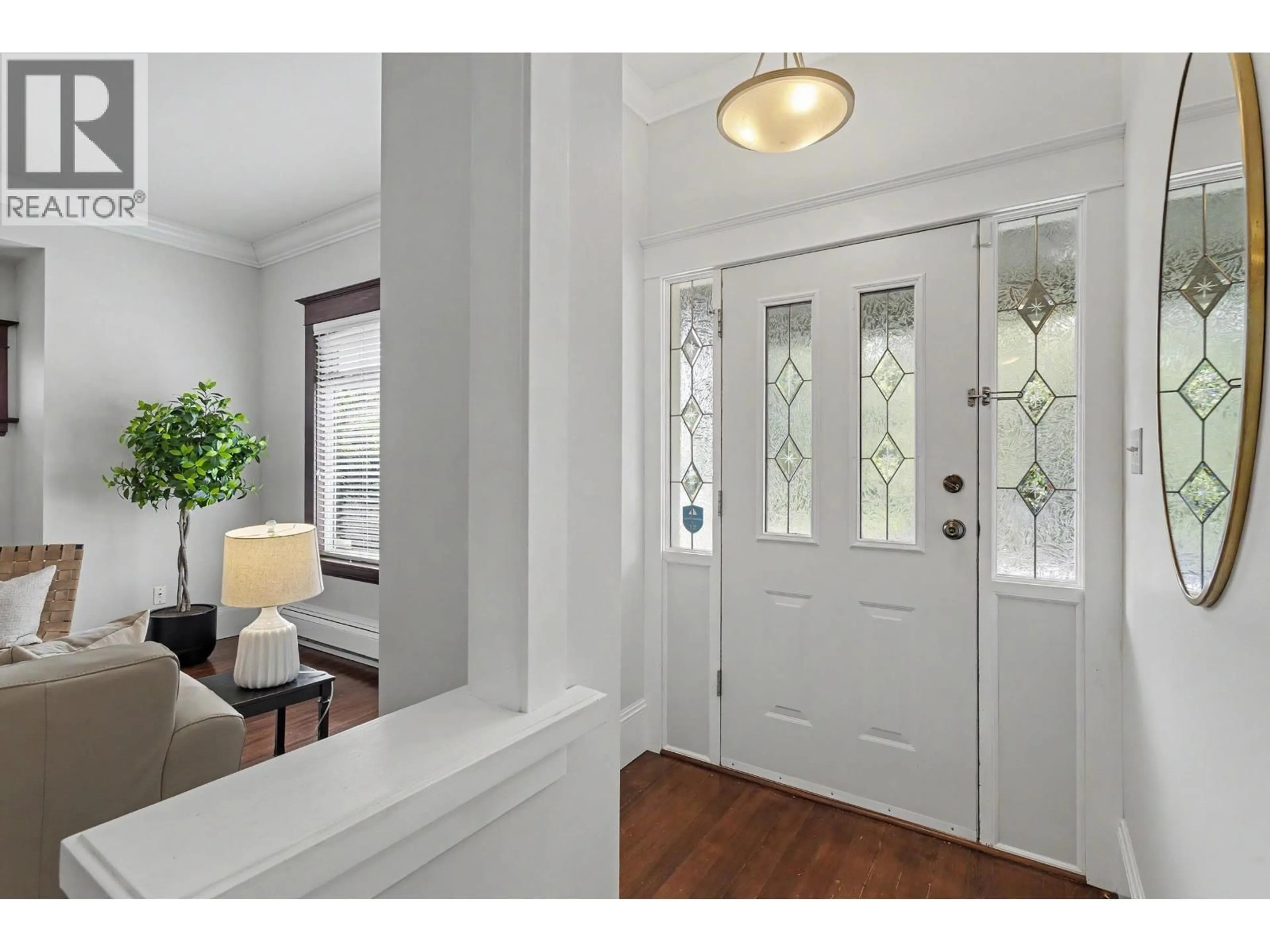 Indoor entryway for 4072 ONTARIO STREET, Vancouver British Columbia V5V3G5