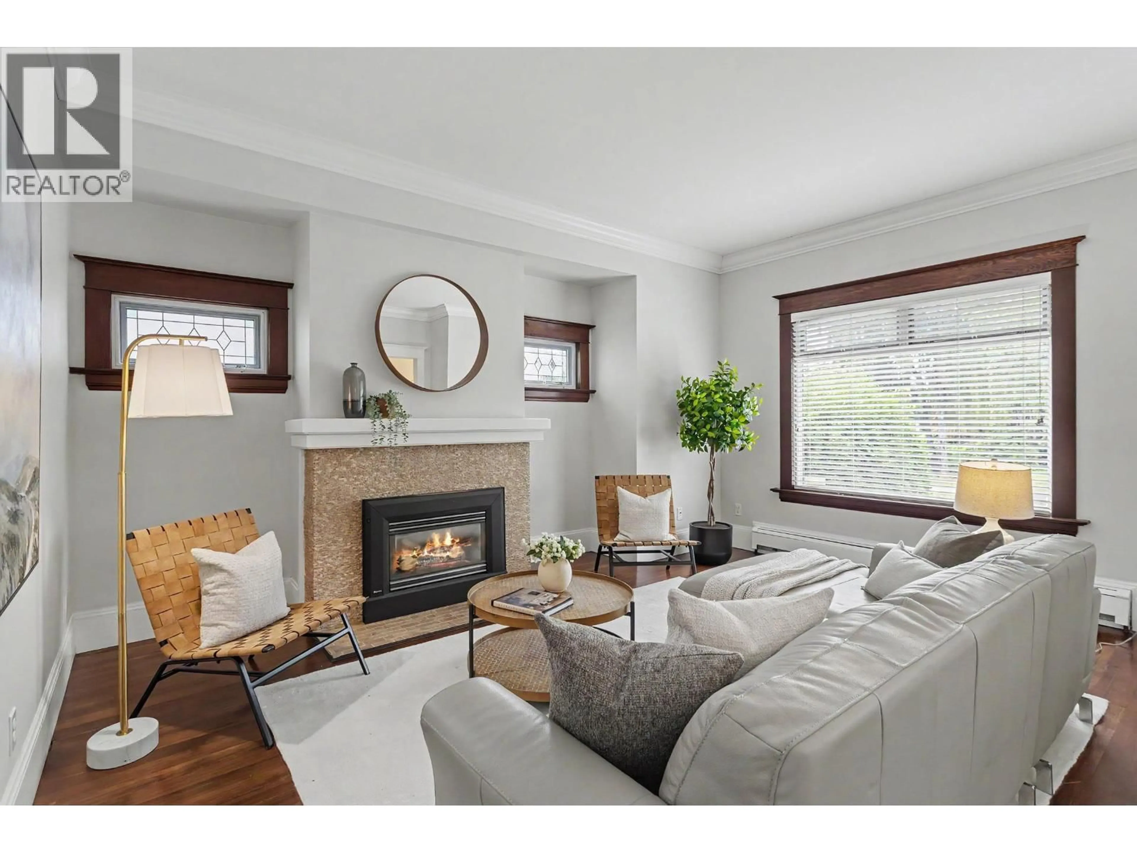 Living room with furniture, wood/laminate floor for 4072 ONTARIO STREET, Vancouver British Columbia V5V3G5