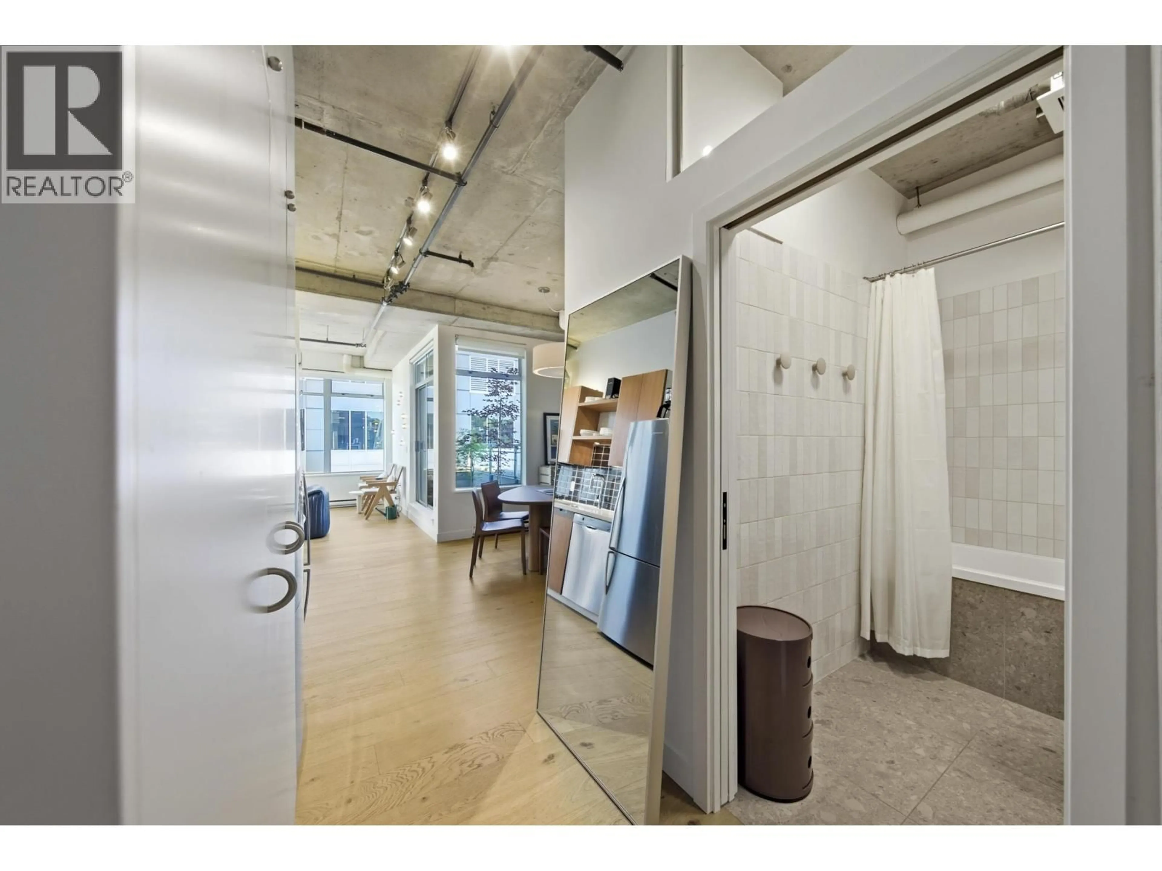 Indoor foyer for 604 - 495 6TH AVENUE, Vancouver British Columbia V5Y1L3
