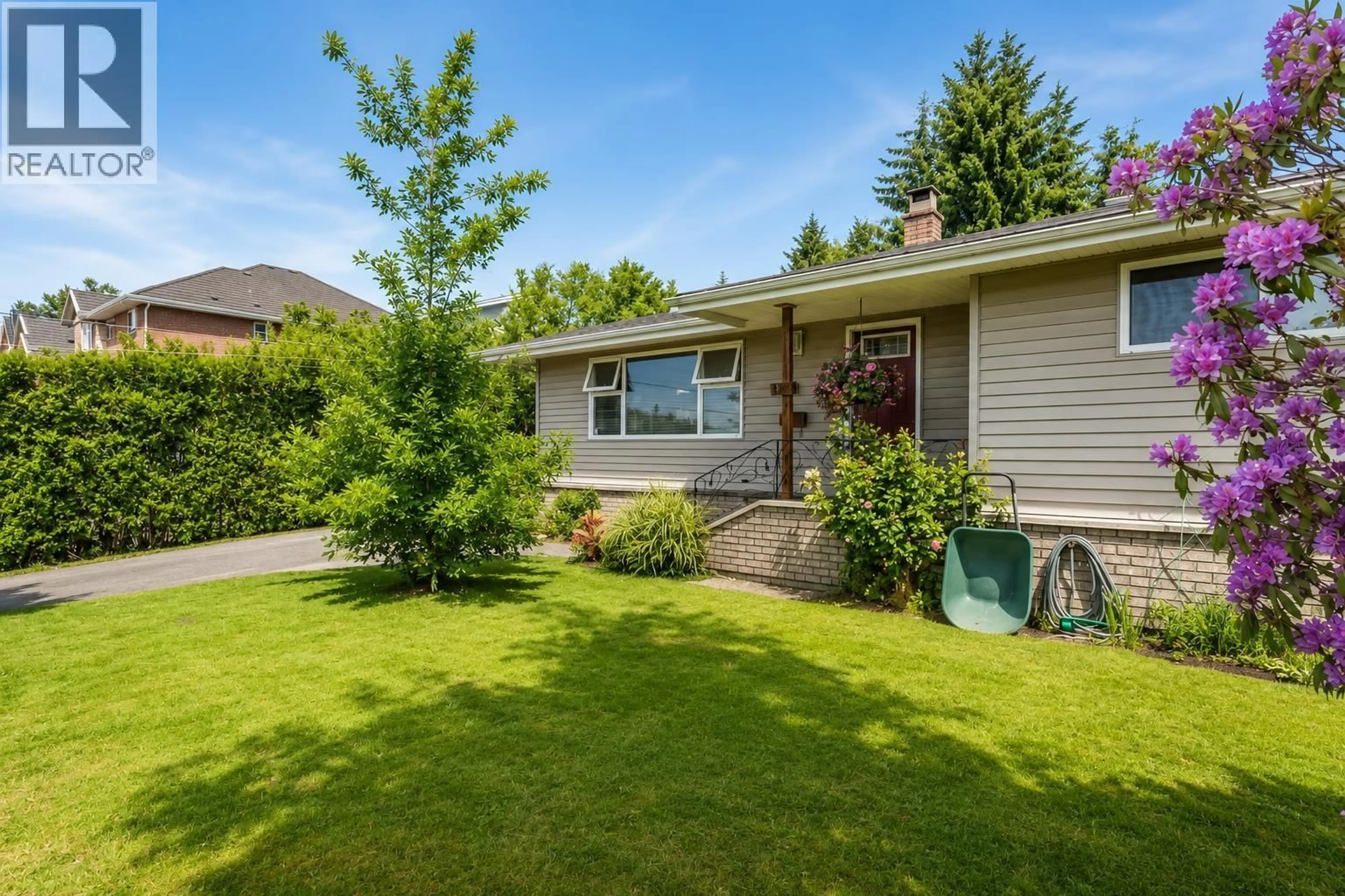 Home with vinyl exterior material, street for 923 QUADLING AVENUE, Coquitlam British Columbia V3K2A6