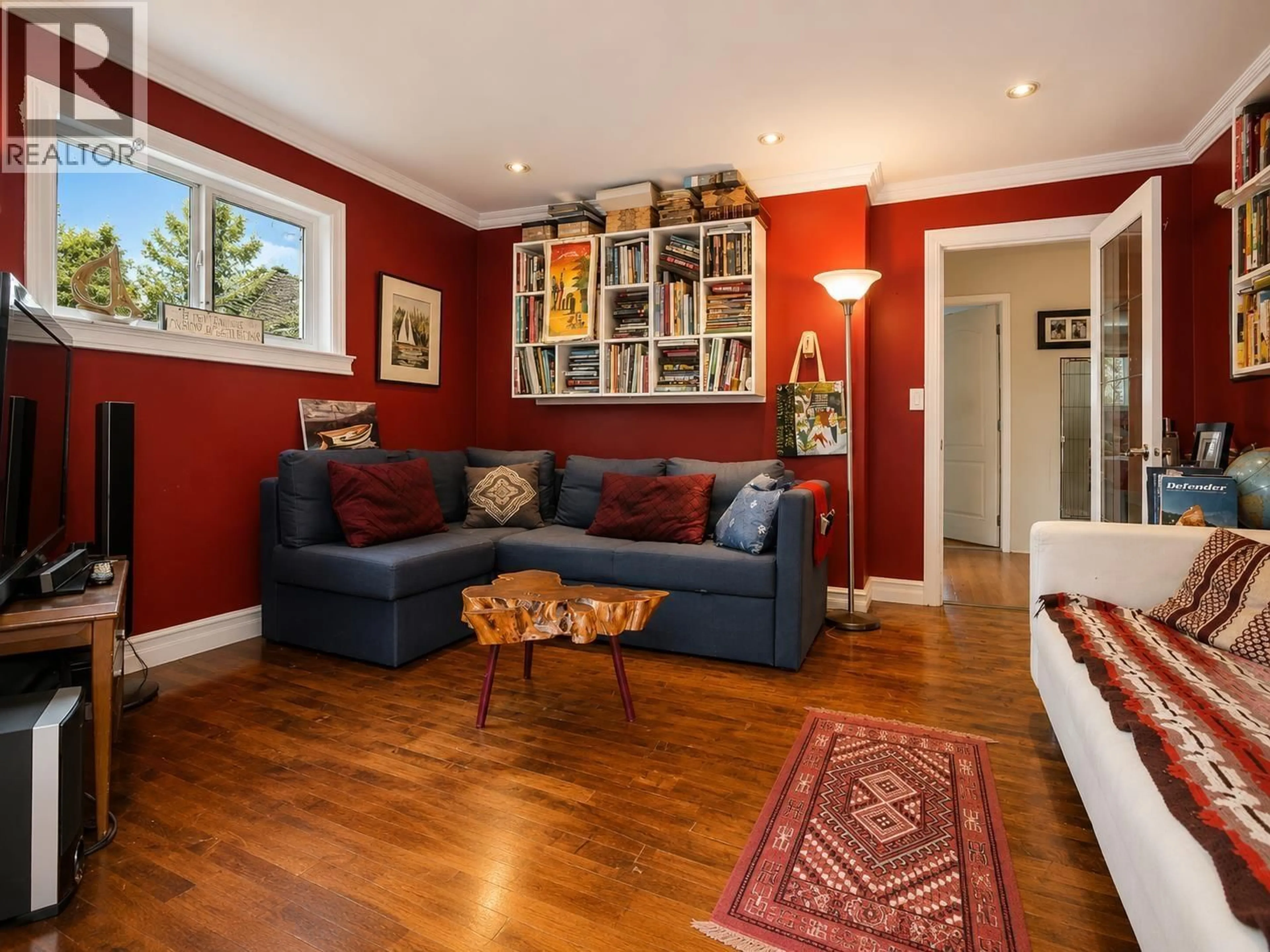 Living room with furniture, wood/laminate floor for 923 QUADLING AVENUE, Coquitlam British Columbia V3K2A6