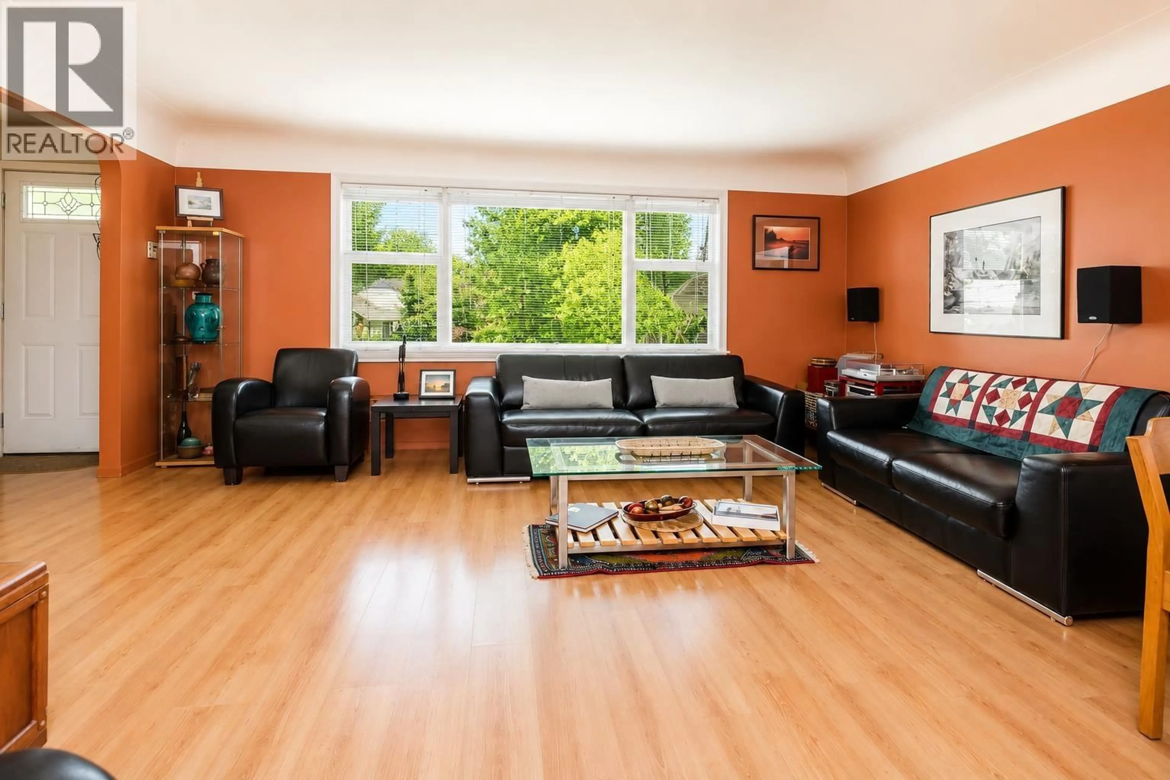 Living room with furniture, wood/laminate floor for 923 QUADLING AVENUE, Coquitlam British Columbia V3K2A6
