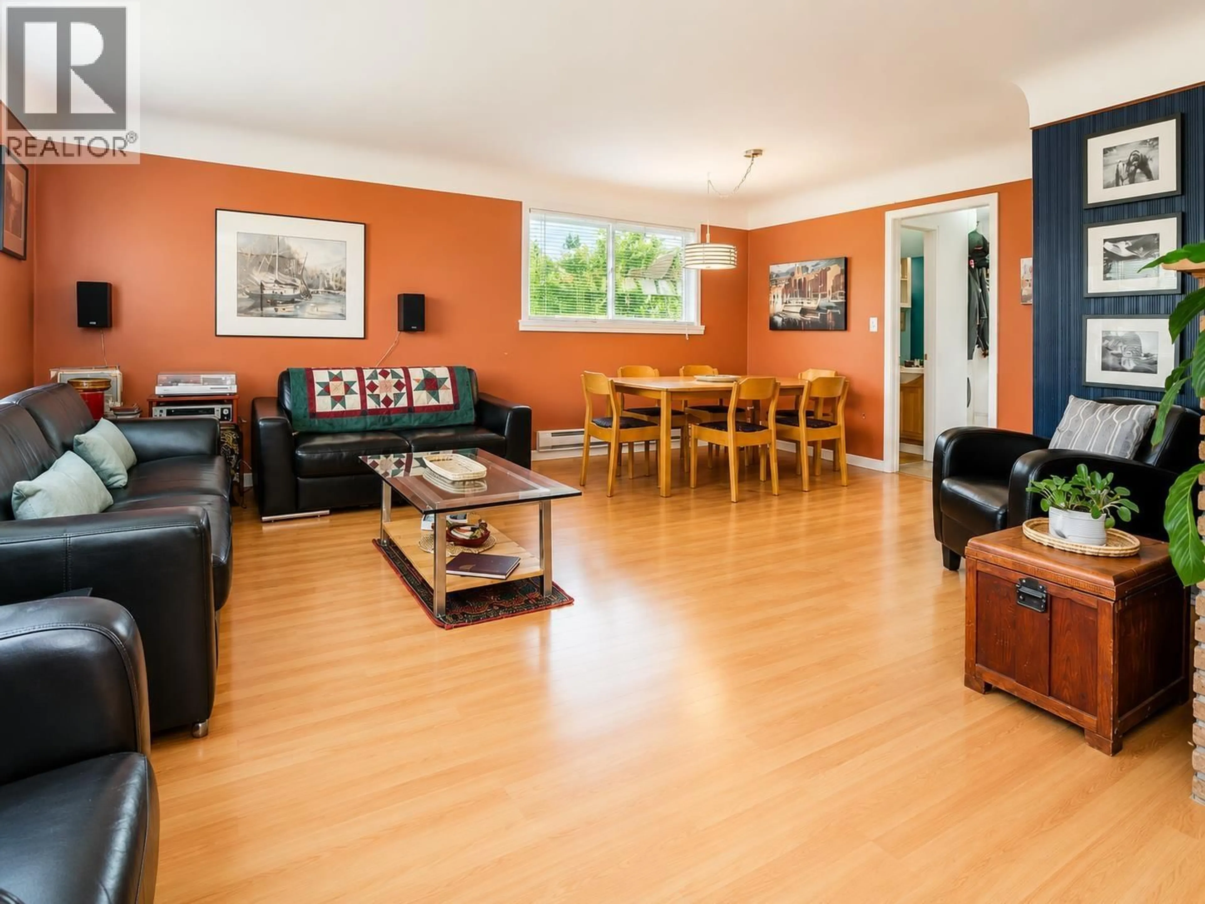 Living room with furniture, wood/laminate floor for 923 QUADLING AVENUE, Coquitlam British Columbia V3K2A6