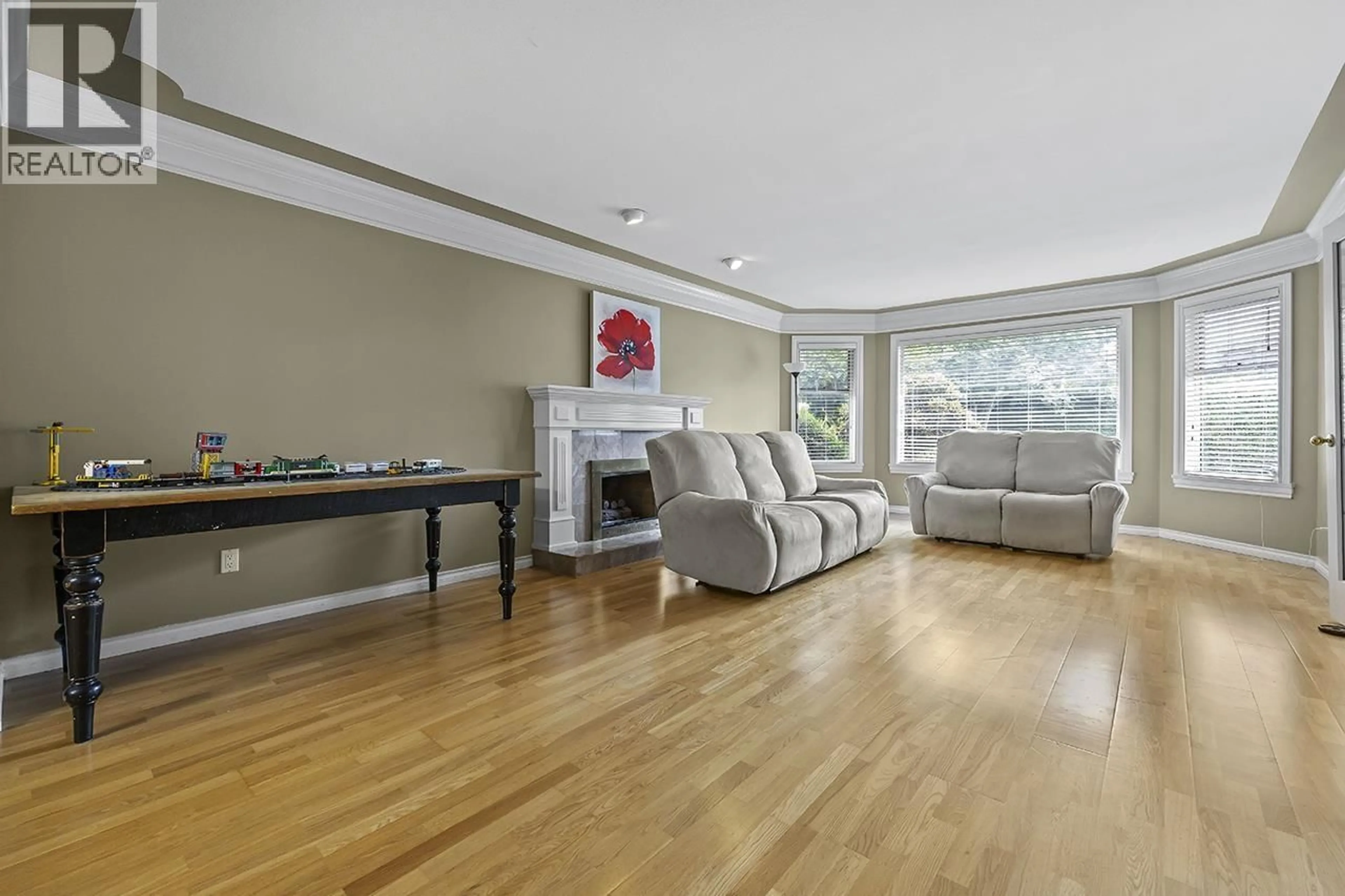 Living room with furniture, wood/laminate floor for 4131 BLUNDELL ROAD, Richmond British Columbia V7C1G7