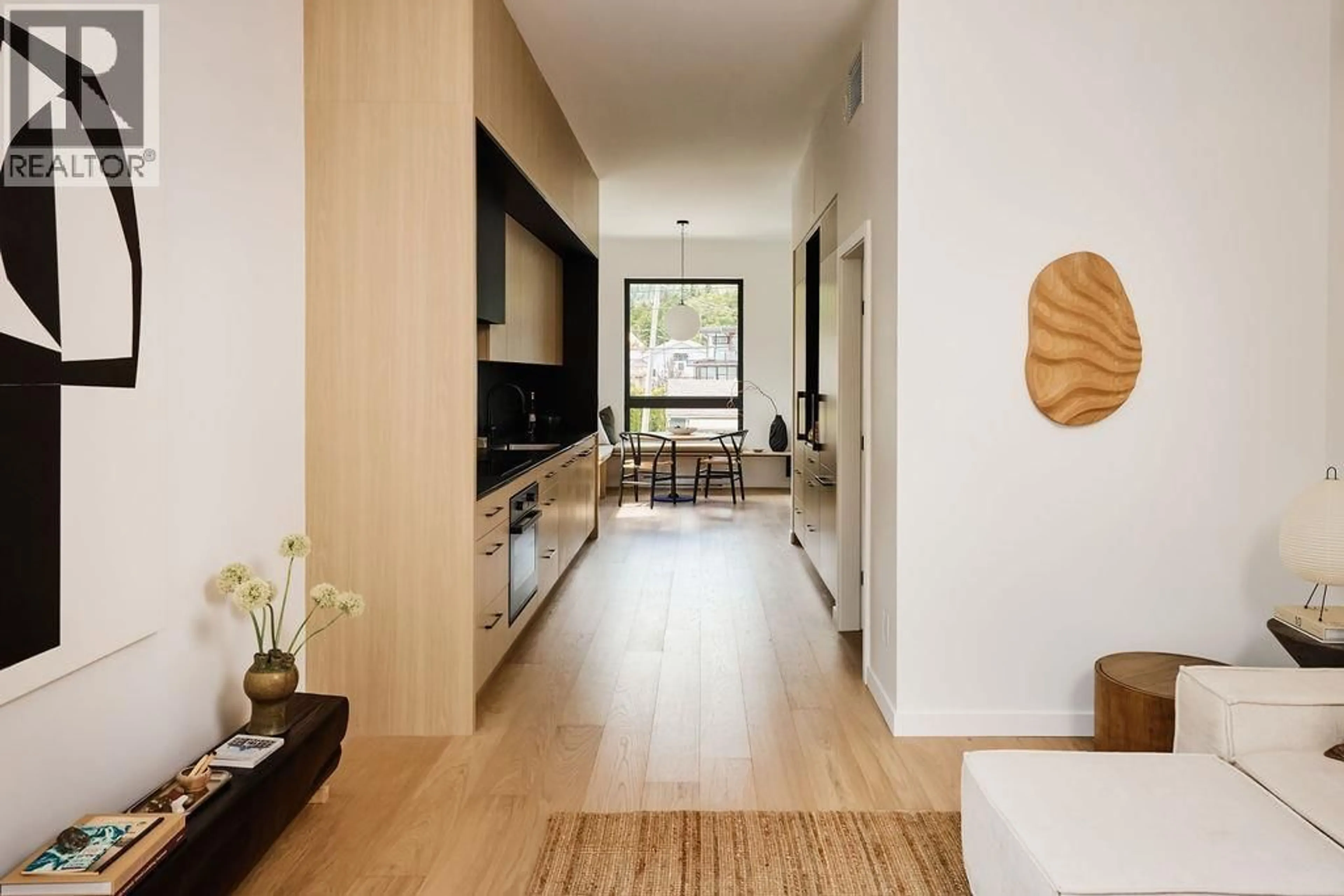 Indoor entryway for 2 - 37940 FOURTH AVENUE, Squamish British Columbia V8B0P7
