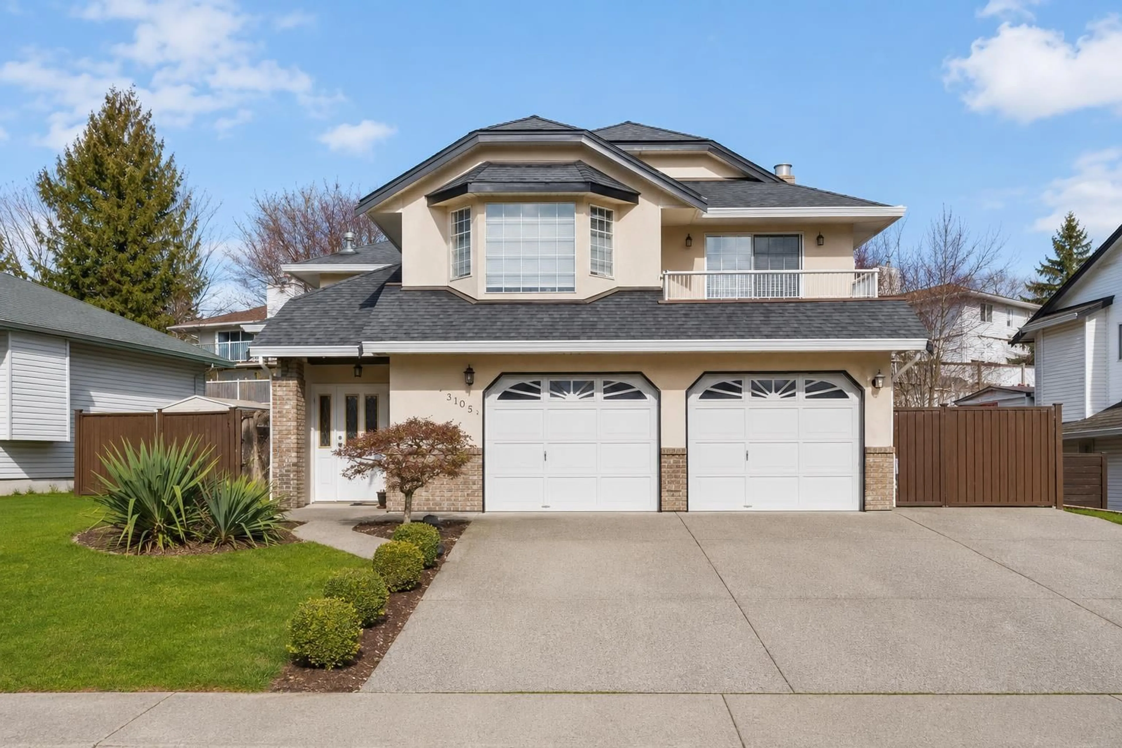 Home with vinyl exterior material, street for 31021 CREEKSIDE DRIVE, Abbotsford British Columbia V2T5J9