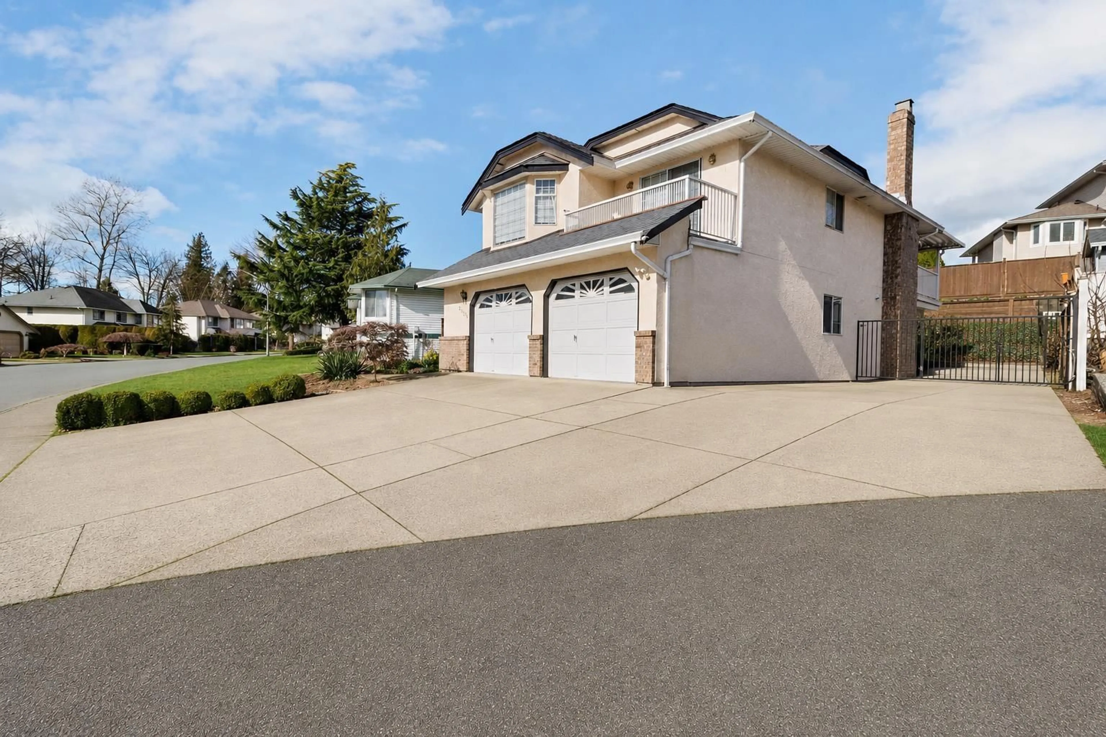 Home with vinyl exterior material, street for 31021 CREEKSIDE DRIVE, Abbotsford British Columbia V2T5J9