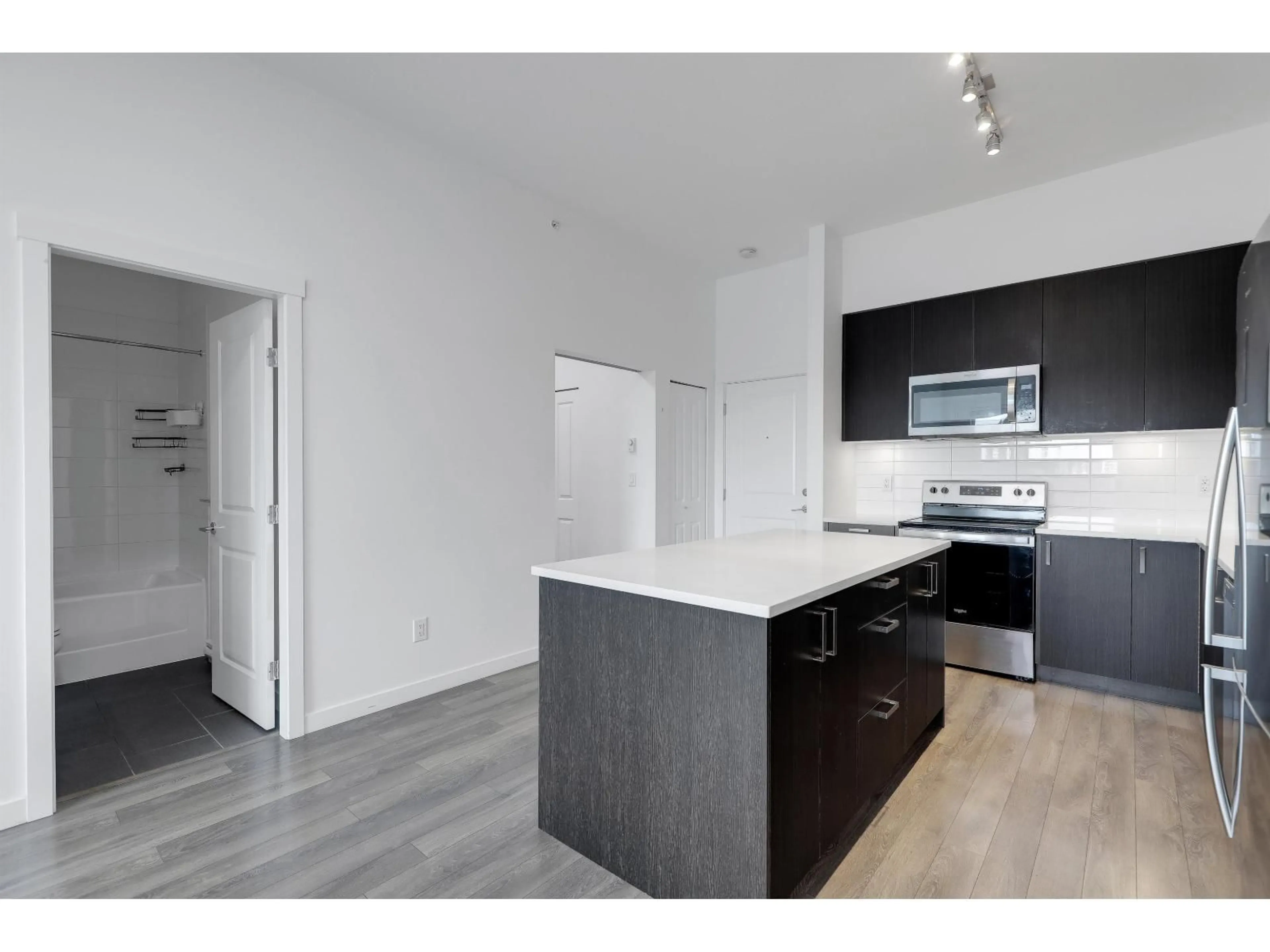 Standard kitchen, unknown for 408 - 13628 81A AVENUE, Surrey British Columbia V3W3E2