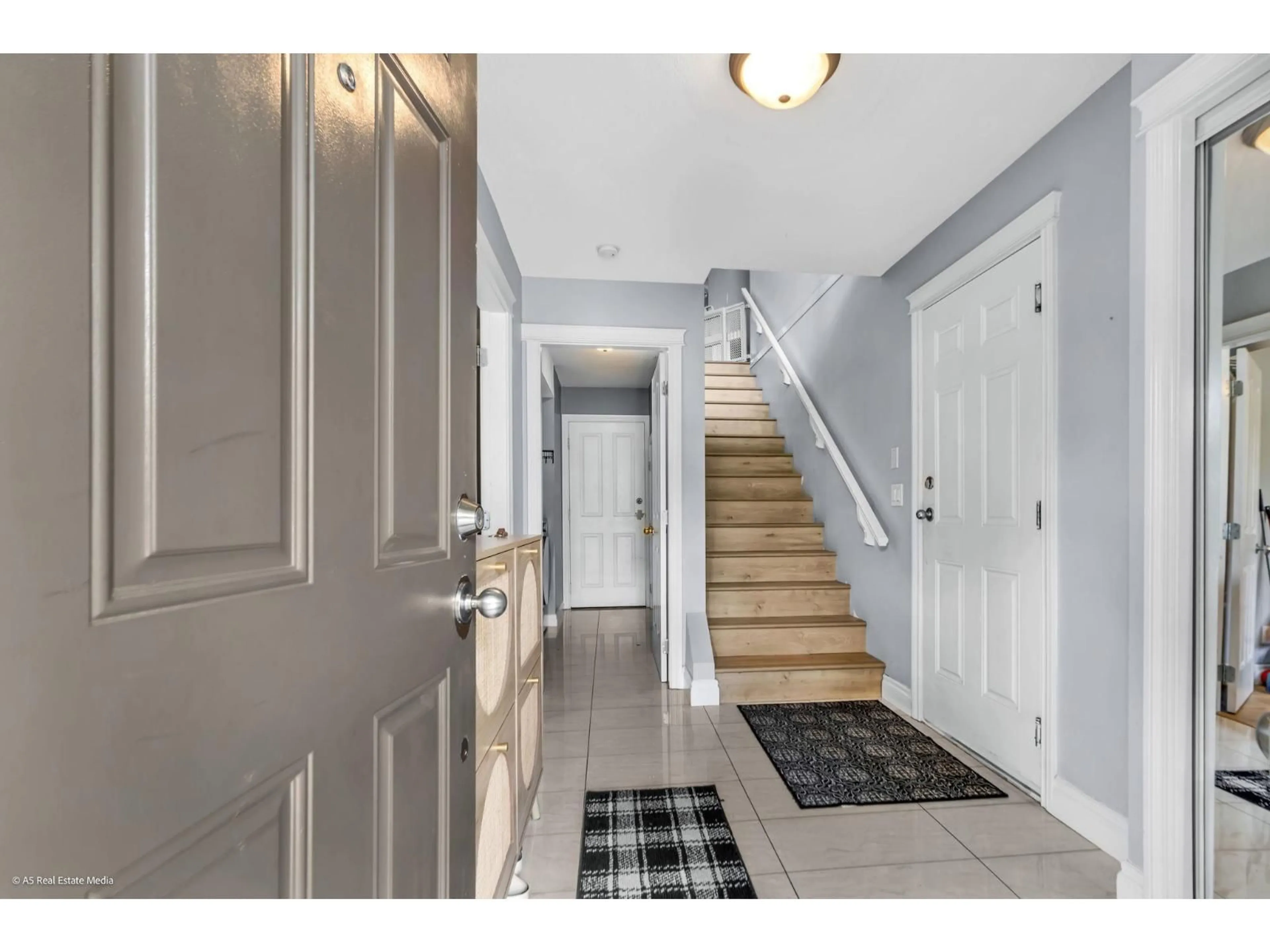 Indoor entryway for 33370 KIRK AVENUE, Abbotsford British Columbia V2S8P8