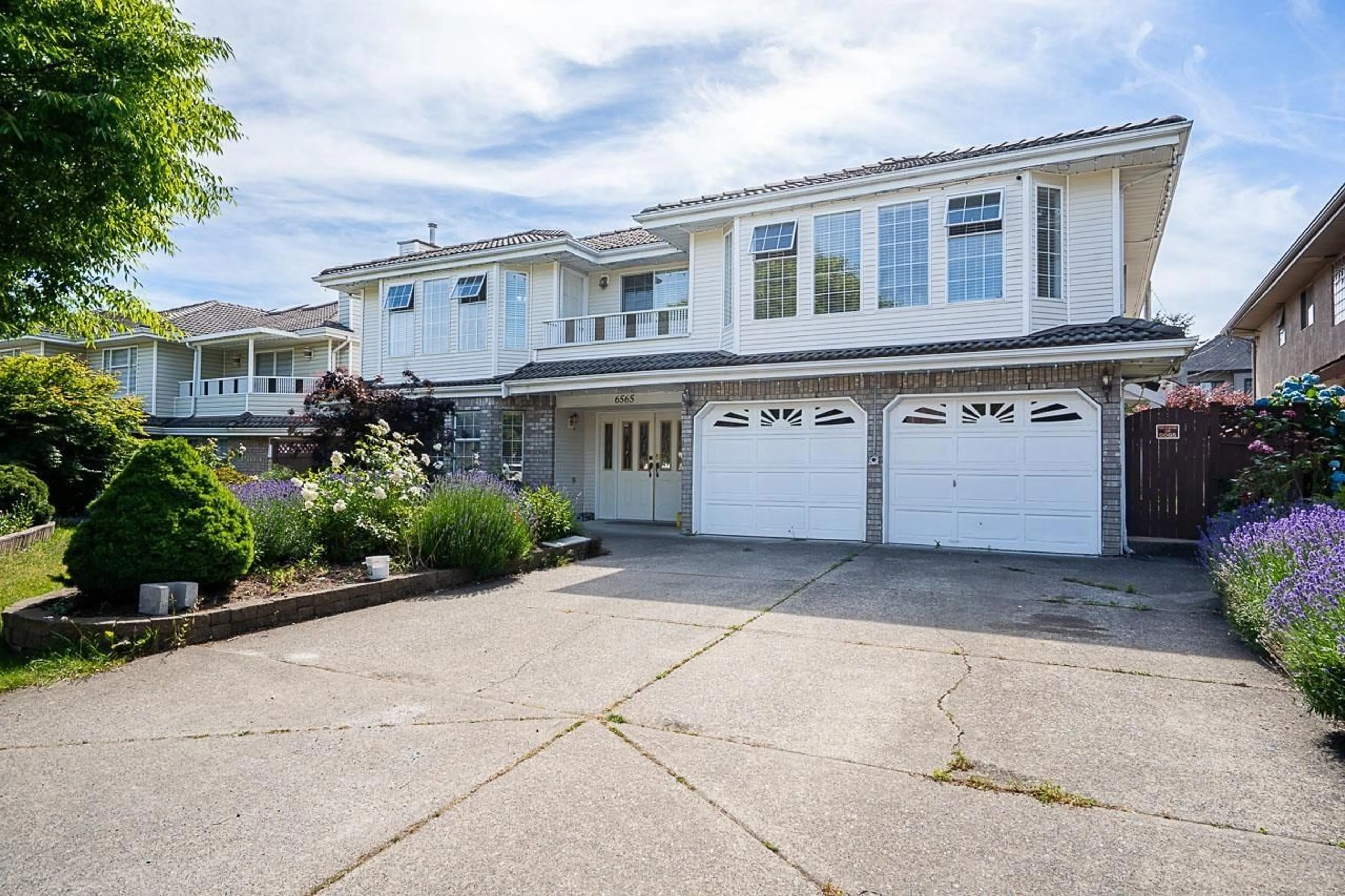 Home with vinyl exterior material, street for 6565 122 STREET, Surrey British Columbia V3W1H6