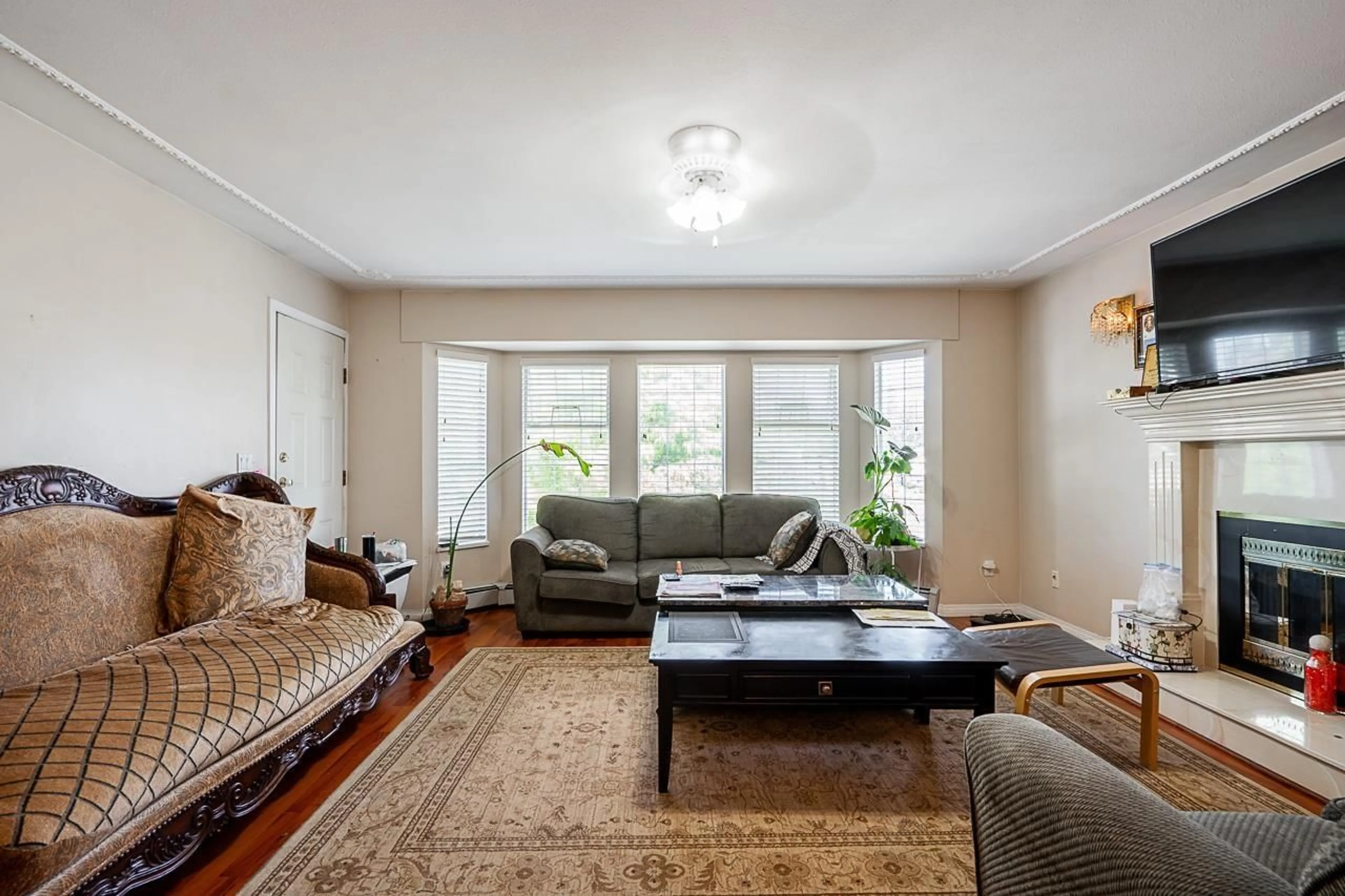 Living room with furniture, unknown for 6565 122 STREET, Surrey British Columbia V3W1H6