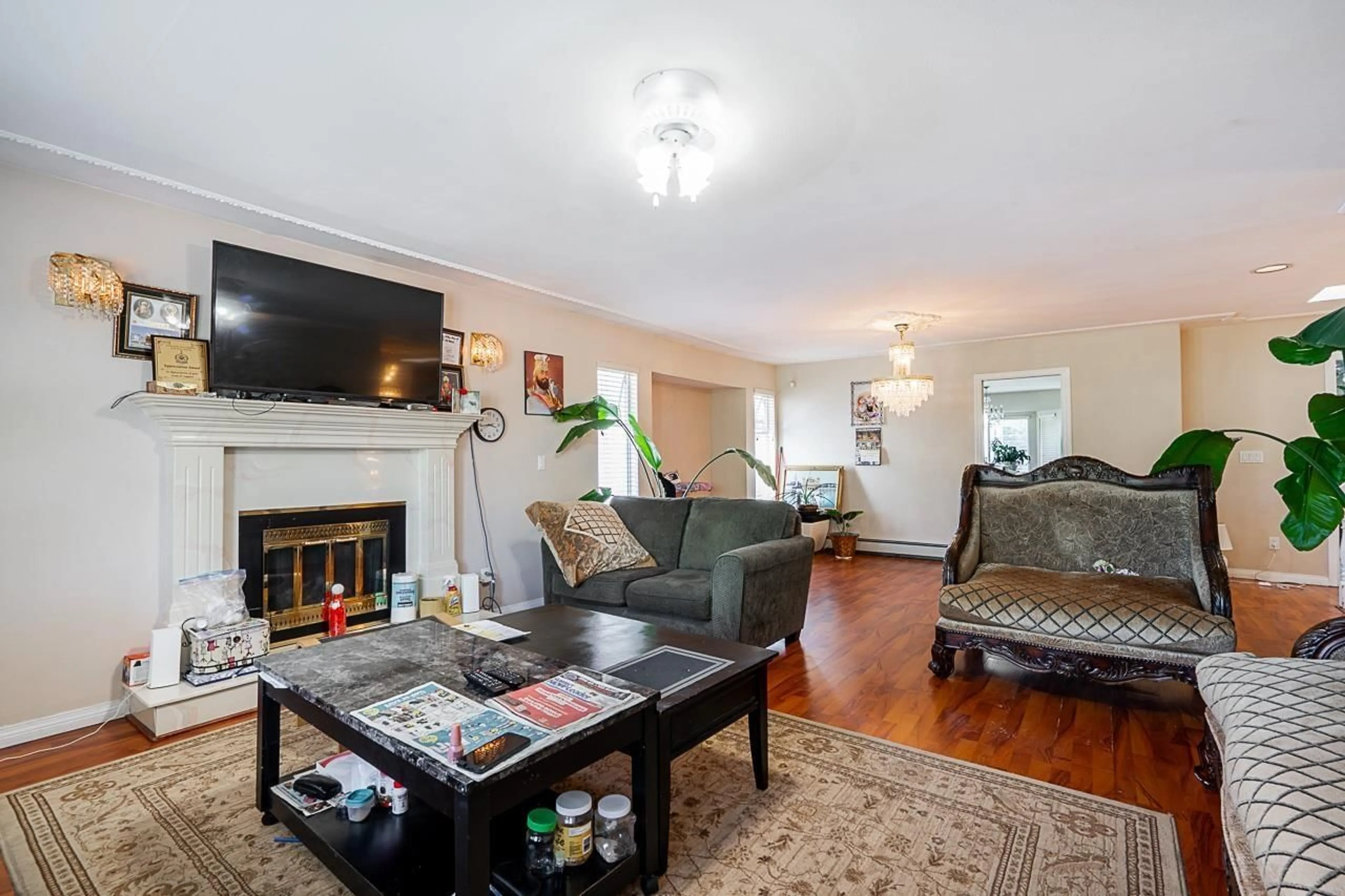 Living room with furniture, wood/laminate floor for 6565 122 STREET, Surrey British Columbia V3W1H6