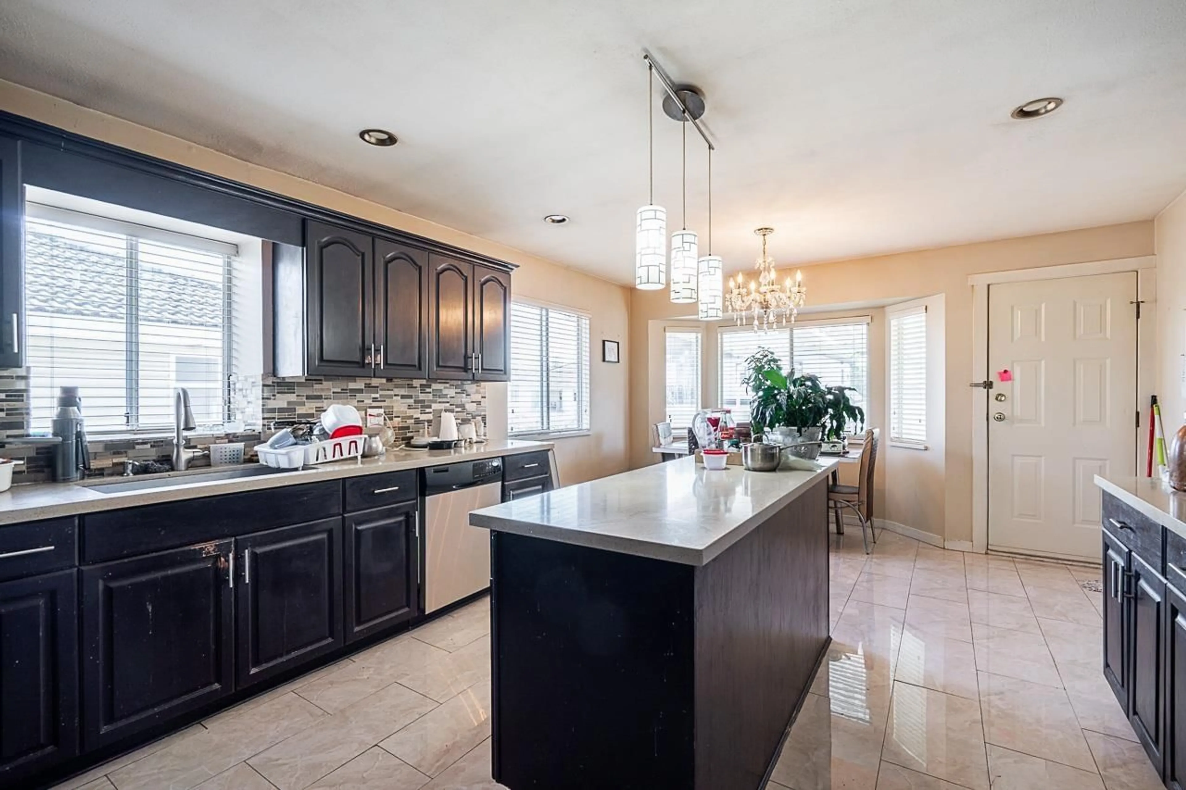 Open concept kitchen, ceramic/tile floor for 6565 122 STREET, Surrey British Columbia V3W1H6