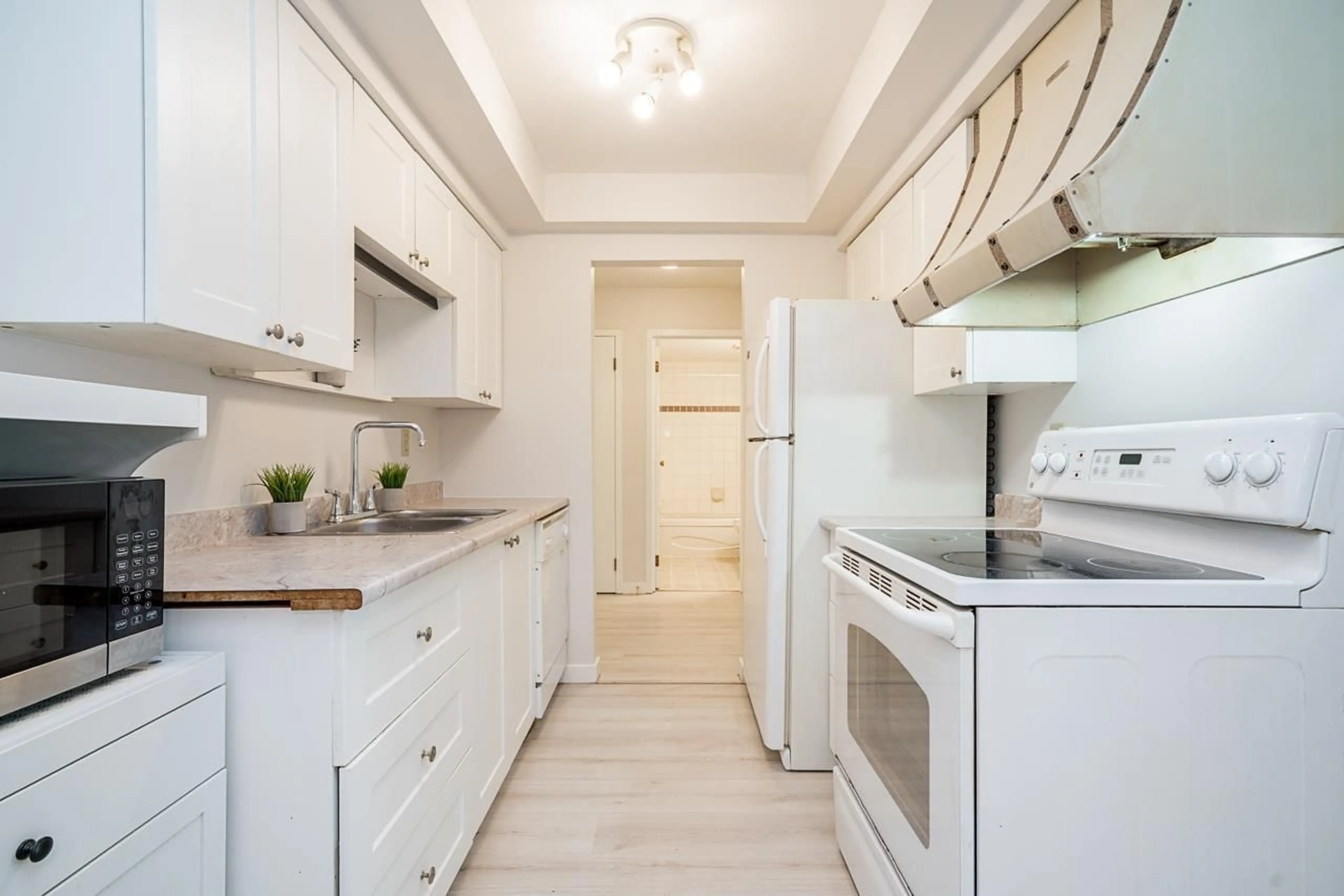 Standard kitchen, unknown for 106 - 33956 ESSENDENE AVENUE, Abbotsford British Columbia V2S6E7